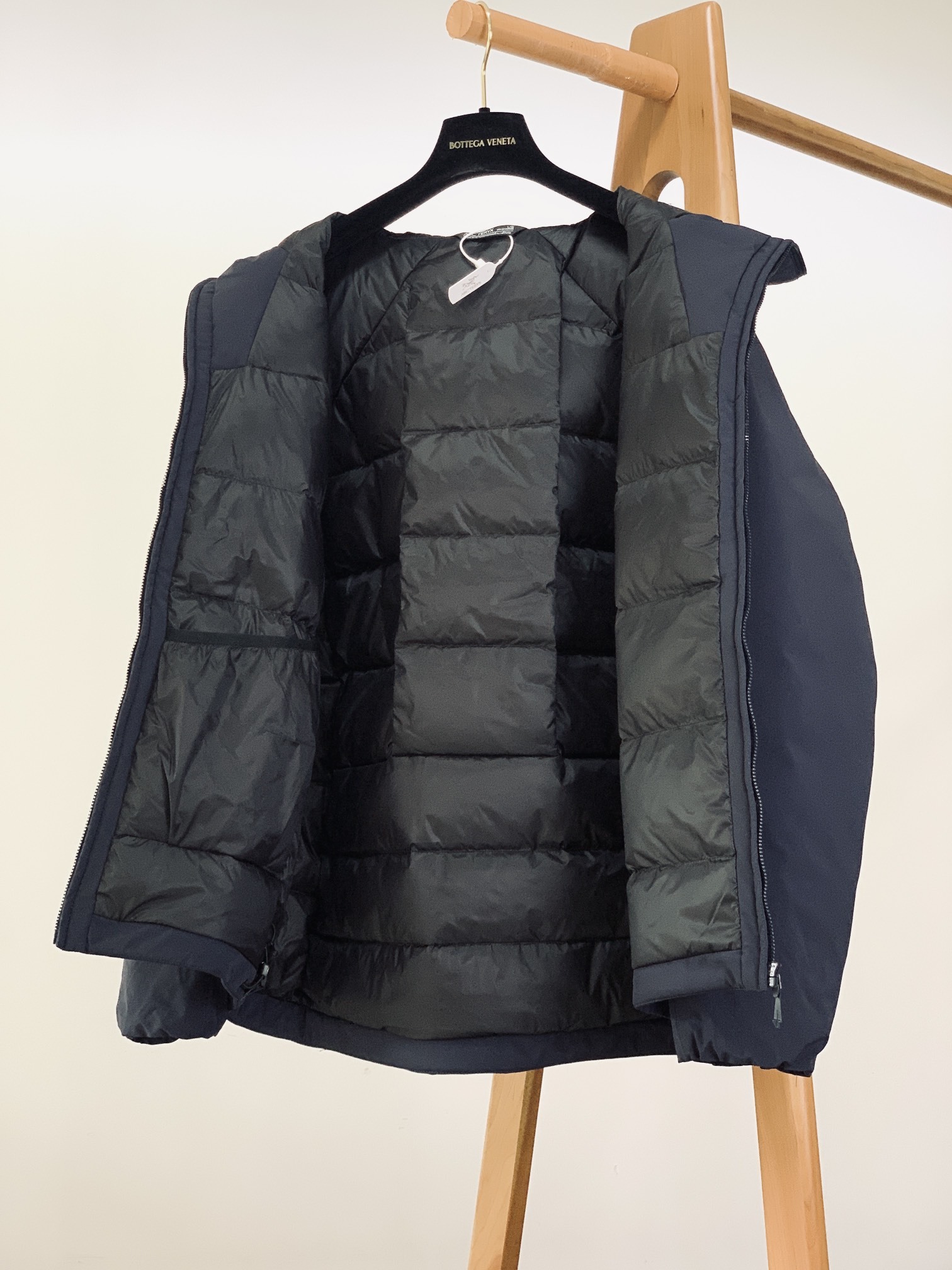 ARCTERYX 始祖鸟 2025FW秋冬新品休闲连帽羽绒服:户外科技与御寒美学的硬核结合采用品牌标志性