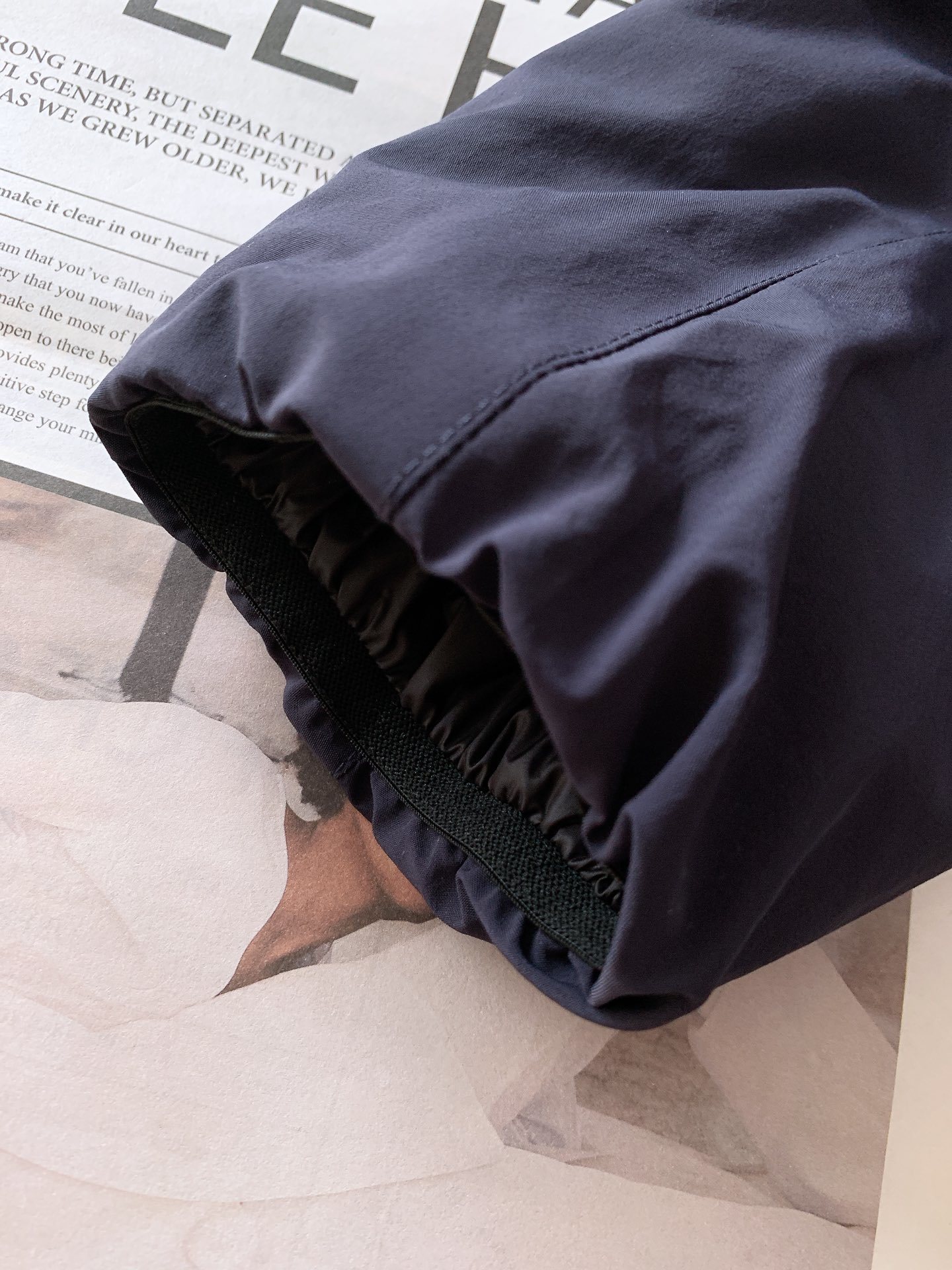 ARCTERYX 始祖鸟 2025FW秋冬新品休闲连帽羽绒服:户外科技与御寒美学的硬核结合采用品牌标志性