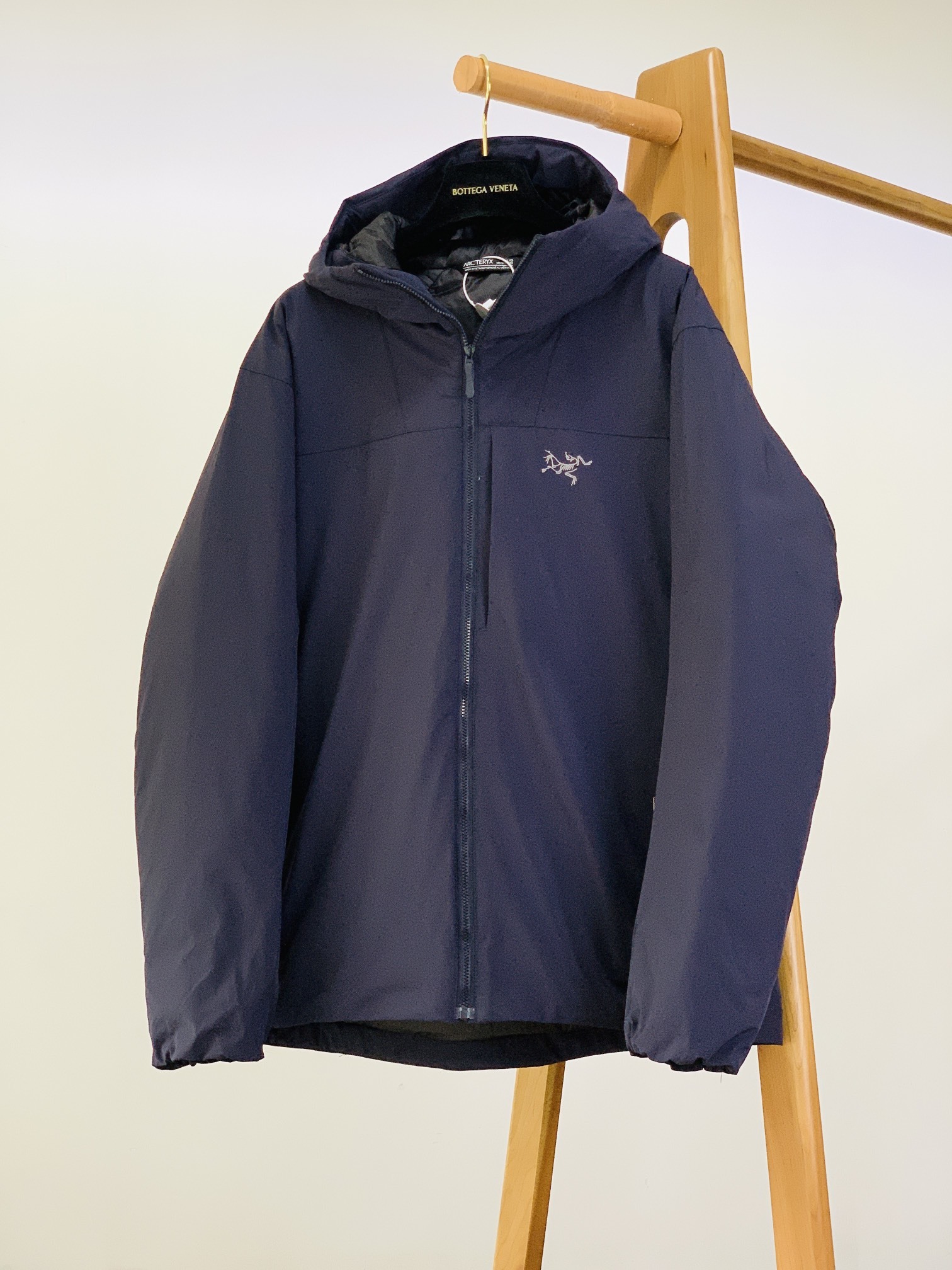 ARCTERYX 始祖鸟 2025FW秋冬新品休闲连帽羽绒服:户外科技与御寒美学的硬核结合采用品牌标志性