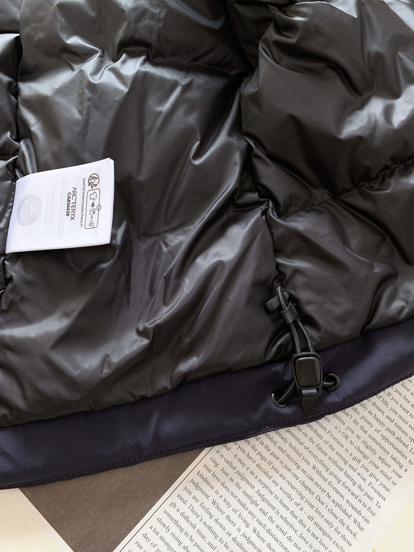 ARCTERYX 始祖鸟 2025FW秋冬新品休闲连帽羽绒服:户外科技与御寒美学的硬核结合采用品牌标志性