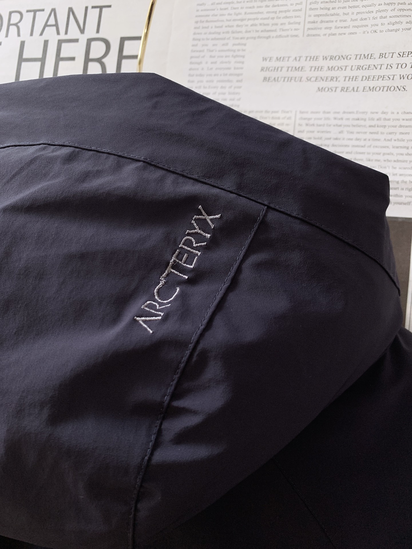 ARCTERYX 始祖鸟 2025FW秋冬新品休闲连帽羽绒服:户外科技与御寒美学的硬核结合采用品牌标志性