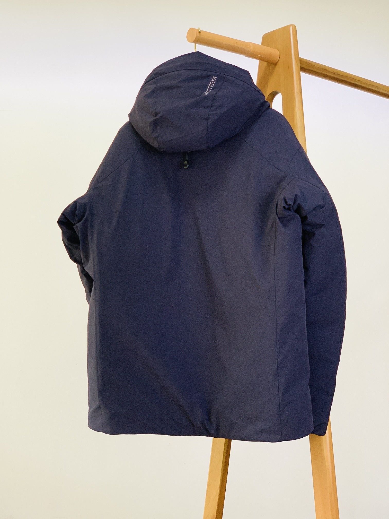 ARCTERYX 始祖鸟 2025FW秋冬新品休闲连帽羽绒服:户外科技与御寒美学的硬核结合采用品牌标志性