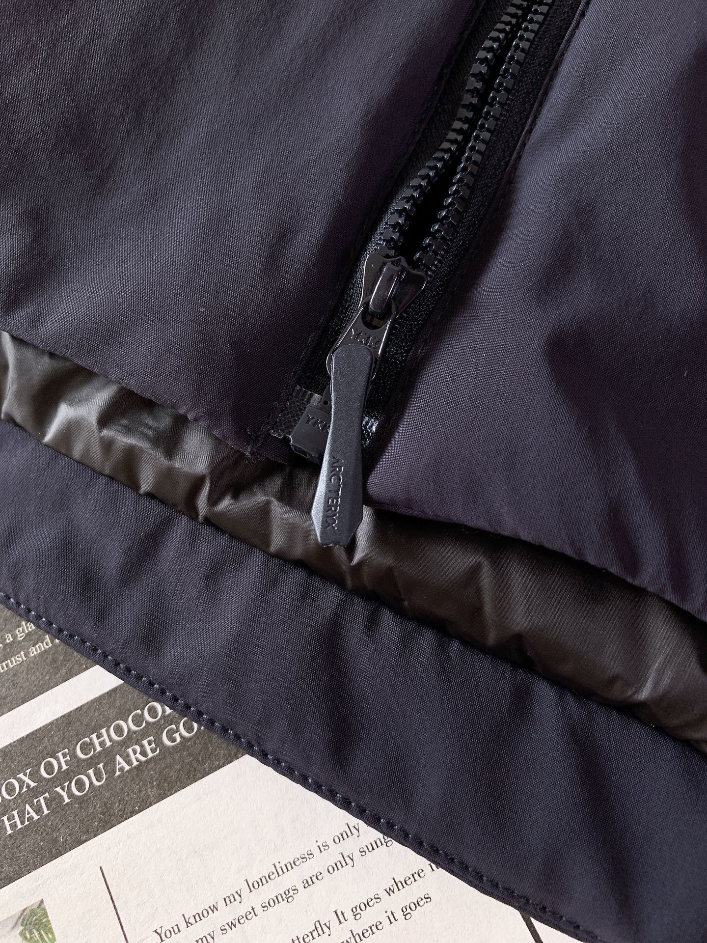 ARCTERYX 始祖鸟 2025FW秋冬新品休闲连帽羽绒服:户外科技与御寒美学的硬核结合采用品牌标志性