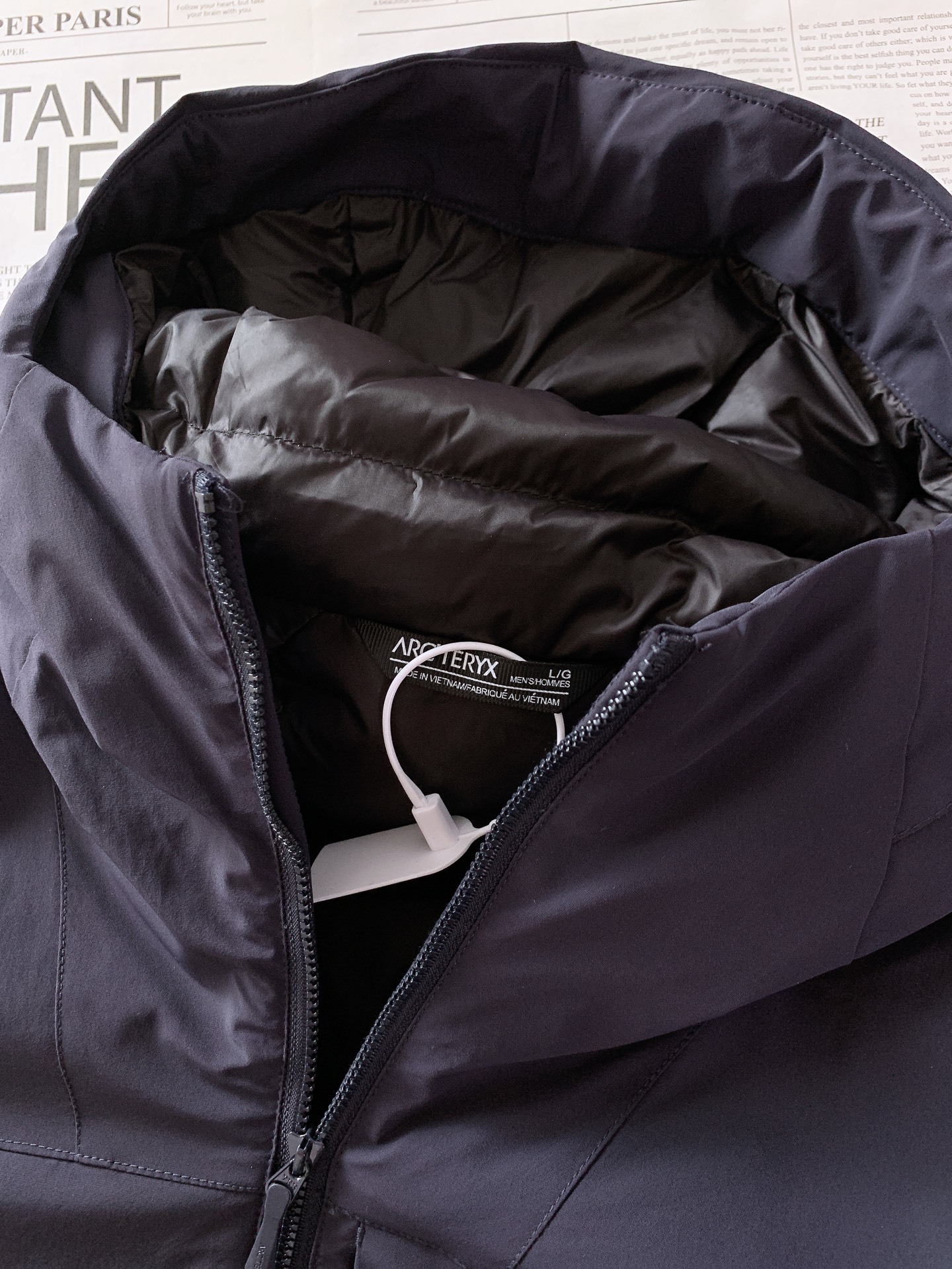 ARCTERYX 始祖鸟 2025FW秋冬新品休闲连帽羽绒服:户外科技与御寒美学的硬核结合采用品牌标志性