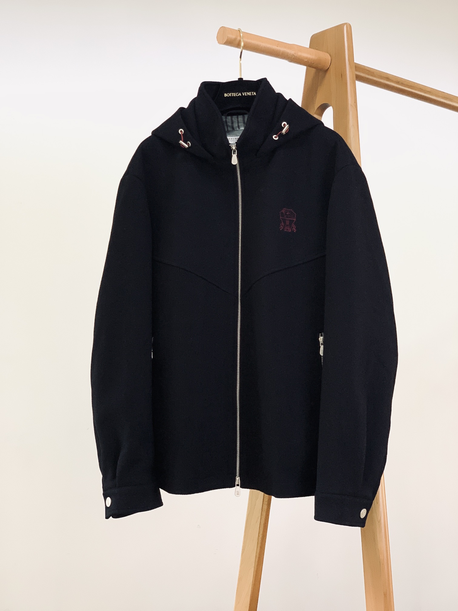 NO:728633,Support the post-year Brunello Cucinelli hooded zipper jacket. The classic embroidered badge on the chest is the embodiment of the BC brand spirit - the wolf symbolizes the keen 'sense' of quality, and the tower anchors the roots of the Solomeo workshop in Italy. From the stitch density of the embroidery to the retro and old-fashioned feel of the color, everything has been repeatedly adjusted by hand, making the badge an artistic anchor for the body.  The metal buttons on the cuffs and the badge embossing on the zipper pullers are a carnival of details. The matte texture of the metal parts has been treated with a special process, which not only retains the cool luster of high-end hardware, but also avoids the embarrassment of scratches caused by daily use, allowing the 'badge symbol' to complete a unified narrative of style on different materials. The high-end blended fabric selected is BC  A classic interpretation of 'luxury comfort'. The upper hand has a soft and waxy touch like cashmere, but the upper body has a crisp silhouette support. Even if it is worn many times, it can still maintain a neat silhouette. The combination of double opening and closing zippers not only strengthens the wind resistance, but also deliberately weakens the sound of metal collision when putting on and taking off. The details show the restrained aesthetics of 'low-key luxury'. The exclusive nameplate inside is BC  The 'exclusive feeling' given to each item is like a luxury product with a personal imprint, which goes directly from the Italian workshop to your wardrobe. The striped silk blend lining of the lining not only improves the smoothness when putting on and taking off, but also hides the 'breathing black technology' - the balance of breathability and warmth. This jacket can stand alone in spring and autumn, and can also be worn as an inner layer in winter, adapting to the temperature and style needs of multiple scenes. ……………………………………………………  Size48-56,,brunello cucinelli,jackets & coats,jackets & coats,real silk,hats,19860909支持年后 Brunello Cucinelli 布鲁奈罗.库奇内利 连帽拉链夹克外套 胸前的经典刺绣徽章,是 BC 品牌精神的具象化——狼象征着对品质的敏锐“嗅觉”,塔楼则锚定了意大利 Solomeo 工坊的根源.从刺绣的针脚密度,到色彩的复古做旧感,每一处都经手工反复调校,让徽章成为衣身的艺术锚点. 袖口的金属纽扣与拉链头的徽章压印,更是细节控的狂欢.金属件的哑光质感经过特殊工艺处理,既保留了高级五金的冷冽光泽,又避免了日常使用的划痕尴尬,让“徽章符号”在不同材质上完成了风格的统一叙事. 选用的高端混纺面料,是 BC 对“奢华舒适度”的经典诠释.上手是羊绒般的柔糯触感,上身却有挺括的廓形支撑力,即便多次穿着,依旧能保持利落的版型线条. 双开合拉链的组合,既强化了防风性,又让穿脱时的金属碰撞声被刻意弱化,细节处尽显“低调奢华”的克制美学.内里专属铭牌是 BC 为每件单品赋予的“专属感”,仿佛一件带着私人印记的奢侈品,从意大利工坊直接奔赴你的衣橱. 内衬的条纹真丝混纺里布,不仅提升了穿脱时的顺滑感,更暗藏“呼吸黑科技”——透气与保暖的平衡,让这件夹克在春秋季能独当一面,冬季也可作为内搭叠穿,适配多场景的温度与风格需求. …………………………………………………… Size48-56,,brunello cucinelli,jackets & coats,jackets & coats,real silk,hats,,Men's clothing