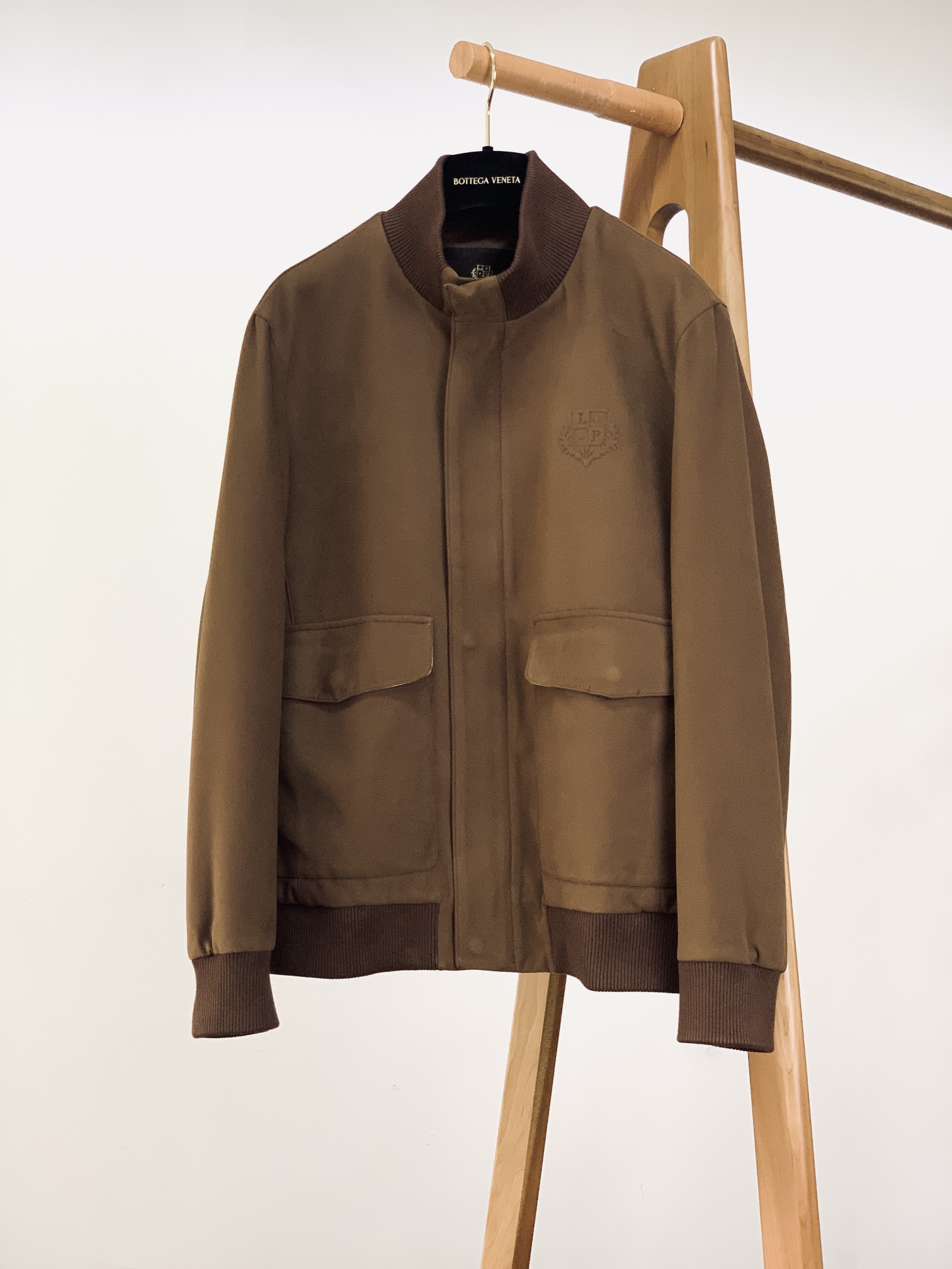 NO:692411,LoroPiana L.P 1975FW new autumn and winter LP jacket, every detail is the ultimate expression of ingenuity. The brand badge on the chest uses three-dimensional embossing technology, which has a concave and convex touch. Against the background of suede fabric, the brand logo is low-key but highly recognizable. Every touch is a deep perception of Italian craftsmanship.  The material details are made of cotton and Tencel blended fabrics, and the suede texture is soft, delicate and high-end; the design of the ribbed collar, cuffs and hem not only ensures wearing comfort, but also adds retro vitality to the overall look.  The hardware and lining are customized with 'LP' zippers and engraved buttons, and the hardware is thick and glossy; the interior plaid lining has an elegant color combination, and the brand details on the pockets hide ingenuity, showing the brand's strict pursuit of quality from the inside out. This jacket uses LP's classic design language, blending modern craftsmanship and retro style. Whether you are commuting in the city or traveling for leisure, you can exude the calm style of Italian luxury in every move you make. ……………………………………………………………………  Size48-56,,loro piana,loro piana,jackets & coats,jackets & coats,chamois leather,19860909LoroPiana L.P 1975FW秋冬新品 LP夹克外套,每一处细节都是匠心的极致表达. 标识工艺胸前的品牌徽章采用立体压印工艺,触感凹凸有致,在麂皮面料的衬托下,品牌标识低调却极具辨识度,每一次触摸都是对意式工艺的深度感知. 材质细节甄选棉与天丝混纺面料,麂皮质感柔软细腻且富有高级感；罗纹领口、袖口与下摆的设计,既保证了穿着的舒适度,又为整体造型增添了复古活力. 五金与内衬定制的“LP”拉链与刻字纽扣,五金质感厚重且光泽感十足；内里格纹衬里色彩搭配雅致,口袋处的品牌细节暗藏巧思,从内到外尽显品牌对品质的严苛追求. 这件夹克以LP的经典设计语言,融合现代工艺与复古风格,无论是都市通勤还是休闲出行,都能让你在举手投足间,流露意式奢华的从容格调. …………………………………………………… Size48-56,,loro piana,loro piana,jackets & coats,jackets & coats,chamois leather,,Men's clothing