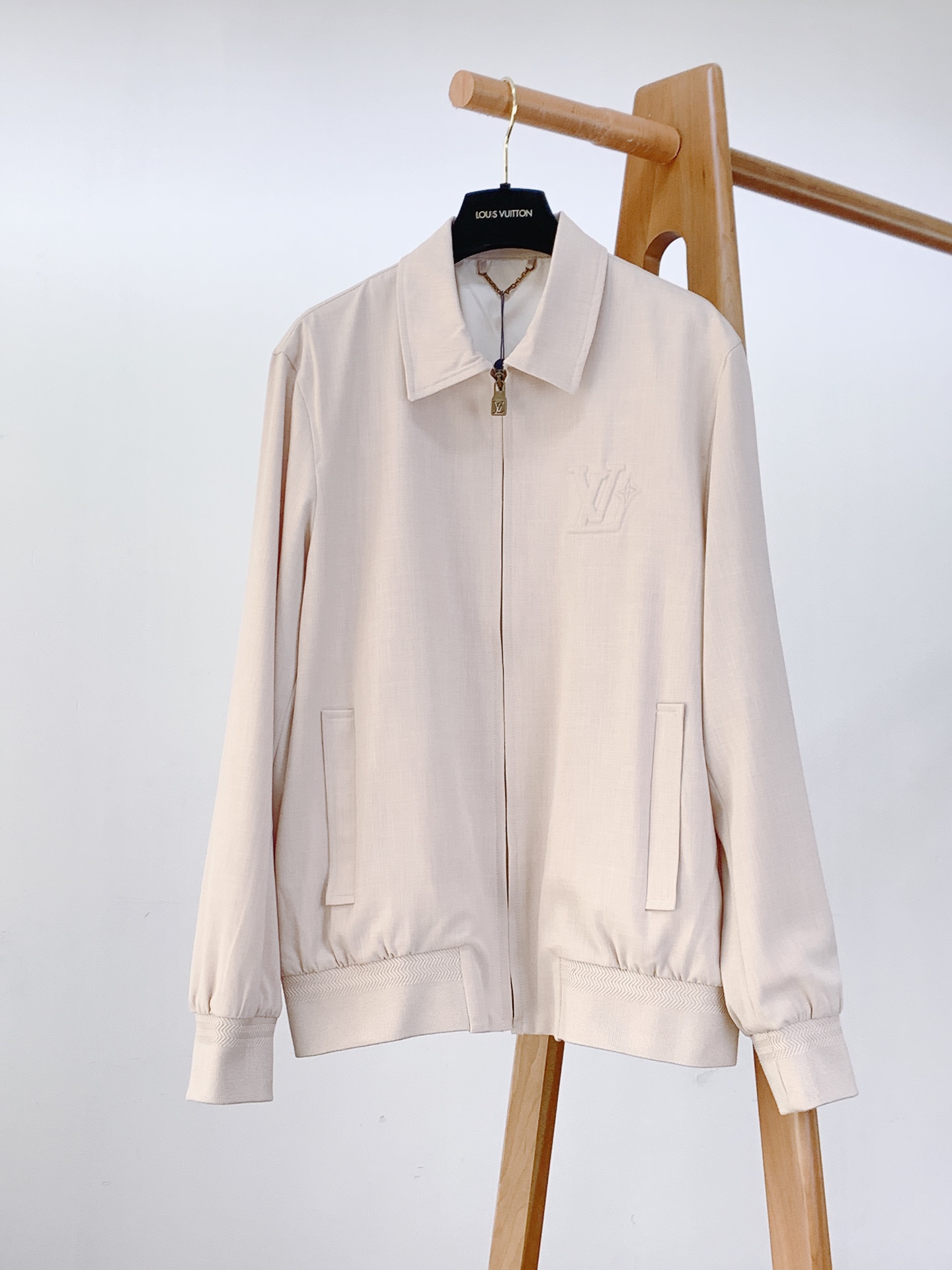 NO:595078,LouisVuitton Louis Vuitton's 2025FW early autumn new product casual lapel jacket. It is made of custom-grade sheep wool blended fabric, which is only 60 times lighter than traditional wool, but has twice the flexibility and support. The delicate knitted texture can be seen at a close distance, which is as skin-friendly and stress-free as the second layer of skin. The brand logo woven label is hidden on the inside of the collar, and the classic brand monogram is engraved on the gold zipper puller. The chest is decorated with the same color LV  Flower pattern, micron-level stitching is used to achieve an embossed texture. The side-seam straight pockets combine practicality and smooth lines. The interior is made of breathable lining, and the cuffs are ribbed with elastic fiber to ensure free movement. The upper body of this jacket is fashionable and versatile, and it is the answer to the casual wear in modern life. Size 46, length 68, bust 111, shoulder width 44.5, size 48, length 70, chest 115, shoulder width 46, size 50, length 72  Bust 119 Shoulder Width 47.5 Size 52 Dress Length 74 Bust 123 Shoulder Width 49 ……………………………………………………………… Size46-52,,louis vuitton,louis vuitton,louis vuitton,jackets & coats,alexander wang19860909LouisVuitton 路易威登 2025FW早秋新品 休闲翻领夹克.采用定制级绵羊毛混纺面料,重量仅相当于传统羊毛的60,却拥有加倍柔韧的支撑性.近距离可见细腻针织纹理,如同第二层肌肤般亲肤无压.衣领内侧暗藏品牌标识织唛,金色拉链头雕刻经典品牌字母组合.胸前点缀同色LV Flower图案,以微米级针法实现浮雕质感.侧缝直插袋兼顾实用与流畅线条,内里采用透气衬布,袖口罗纹含弹性纤维确保活动自如.这件夹克上身时尚百搭,正是现代生活举重若轻的穿着答案. 46码衣长68 胸围111 肩宽44.5 48码衣长70 胸围115 肩宽46 50码衣长72 胸围119 肩宽47.5 52码衣长74 胸围123 肩宽49 …………………………………………………… Size46-52,,louis vuitton,louis vuitton,louis vuitton,jackets & coats,alexander wang,Men's clothing