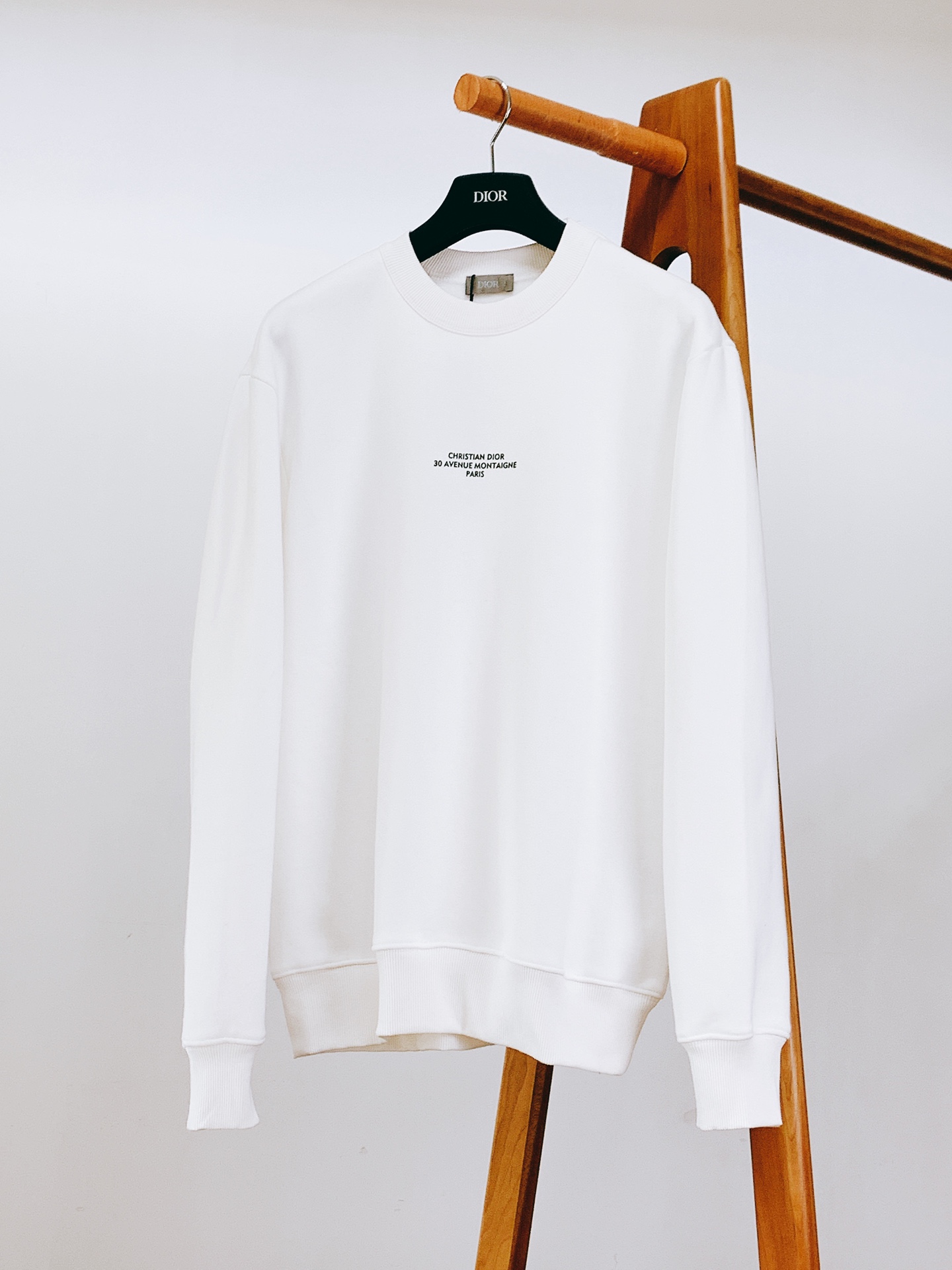 NO:595070,Dior Homme's new 2025 FW autumn and winter Montaigne cotton sweatshirt brings Parisian haute couture genes into everyday relaxation. As a new product in the 2025 winter men's wear series, this Dior Montaigne sweatshirt redefines the style of luxury brand casual wear with 'haute couture details + comfortable texture'.  Made of cotton fleece fabric, the surface is soft and skin-friendly, and the interior has a fine velvet feel. It has both warmth retention and lightness, and is suitable for daily wear at 10-20°C. It is loosely cut with dropped shoulders, not tight or draggy, and retains a casual and relaxed feel while being suitable for layering needs. The chest print is decorated with 'CHRISTIAN DIOR 30 AVENUE MONTAIGNE'  The words 'PARIS' restore the address of the haute couture store at No. 30 Avenue Montaigne in Paris, which is an invisible sign of brand heritage; the collar ribs are tightly rebounded, the cuffs/hems are neatly routed, and the inside wash mark is marked 'Made in ITALY', highlighting the Italian precision workmanship standard. Size S, length 68, chest 112, shoulder width 49.5, sleeve length 62, size M, length 70, chest 116, shoulder width 51, sleeve length 63  L length 72, bust 120, shoulder width 52.5, sleeve length 64, XL length 74, bust 124, shoulder width 54, sleeve length 65…19860909Dior Homme 迪奥·桀傲 2025FW秋冬新品 Montaigne 棉质卫衣把巴黎高定基因穿进日常松弛感.作为2025冬季男装系列新品,这件Dior Montaigne卫衣以「高定细节+舒适质感」,重新定义奢牌休闲装的格调. 采用棉质起绒面料,表面柔软亲肤,内里绒感细腻,兼顾保暖性与轻盈度,适配10-20℃日常穿着；宽松落肩剪裁,不紧绷不拖沓,既保留休闲松弛感,又能适配叠穿需求.胸前印花饰以「CHRISTIAN DIOR 30 AVENUE MONTAIGNE PARIS」字样,还原巴黎蒙田大道30号高定总店地址,是品牌传承的隐形标识；领口罗纹紧密回弹,袖口/下摆走线工整,内侧洗水标标注“Made In ITALY”,彰显意式精工标准. S码衣长68 胸围112 肩宽49.5 袖长62 M码衣长70 胸围116 肩宽51 袖长63 L码衣长72 胸围120 肩宽52.5 袖长64 XL码衣长74 胸围124 肩宽54 袖长65 …………………………………………………… SizeS-XL,,dior,dior,hoodie,sweatshirts,alexander wang,Men's clothing