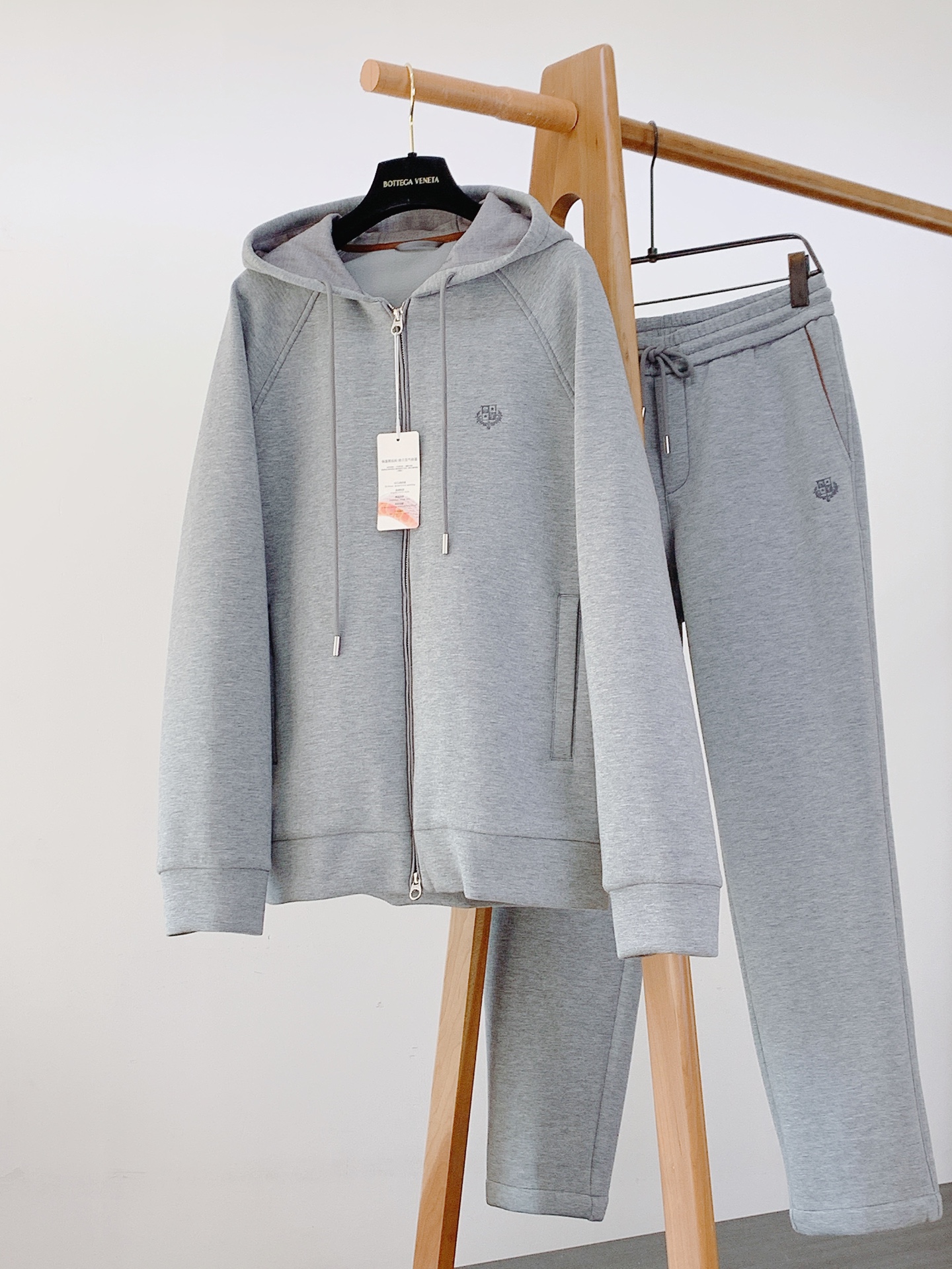 NO:595066,P top 360, pants 290 LoroPiana L.P FW new autumn and winter casual hooded suit wears 'cloud comfort' on the body  The entire set is made of modal air layer fabric - the outer layer is a delicate modal blend, which feels as smooth as a cloud; the light air layer is sandwiched in the middle, which not only retains the softness of the body, but also avoids the bloated feeling of ordinary sweatshirts. It is close to the skin and has 'naked feeling and breathability' properties, making it a 'zero burden' comfortable choice in autumn and winter. 1. High-end with restrained logo system  The shield-shaped badge embroidery on the top/trousers adopts the same color dark pattern technology, which is low-key and has its own brand recognition. It is unobtrusive but cannot hide the texture; the handwritten brand logo on the trouser pocket is presented with exquisite embroidery thread, which is LP's iconic 'hidden luxury' aesthetic. 2. Tailoring and practical design The top is a 'slightly loose hooded' version, with dropped shoulder lines that naturally accommodate the shoulder shape. It is matched with a metal rope drawstring to achieve the right balance between relaxation and neatness;  The trousers use an elastic waist + drawstring combination, with a 'straight and slightly cinched' silhouette, which is suitable for home leisure and can be easily integrated into daily commuting (it will not go against leather shoes or white shoes); the zipper uses customized metal accessories, the chain teeth are smooth and wear-resistant, and the puller is engraved with the brand logo, and the details are ingenious. 3. Texture details are invisible.  The seams of the body are made of 'same-color hidden thread technology', and the splices are smooth without bulges; the ribbed edges of the cuffs and trouser legs are pre-shrunk and will not be easily deformed after long-term wear. Every detail is serving 'long-term comfort'. Whether it is a relaxing moment at home or a light outfit for commuting, this set can become a presence in your autumn and winter wardrobe that 'you won't want to take it off once you wear it' with the 'softness of Modal air layer' + 'luxury texture of L.P'. ……………………………………………………  SizeM-4XL,,loro piana,loro piana,hoodie,sweatshirts,hats,alexander wang19860909P上衣360,裤子290 LoroPiana L.P FW秋冬新品 休闲连帽套装把「云感舒适」穿在身上 整套采用莫代尔空气层面料——外层是细腻的莫代尔混纺,触感如云朵般柔滑；中间夹着轻盈的空气层,既保留了贴身的软度,又避免了普通卫衣的臃肿感,贴肤穿自带「裸感透气」属性,是秋冬里「零负担」的舒适之选. 1. 标识系统克制的高级 上衣/裤身的盾形徽章刺绣,采用同色系暗纹工艺,低调中自带品牌辨识度,不张扬却藏不住质感； 裤袋处的手写体品牌标识,以精致绣线呈现,是LP标志性的「隐奢」美学. 2. 剪裁与实用设计 上衣是「微宽松连帽」版型,落肩线条自然包容肩型,搭配金属绳头抽绳,松弛感与利落感平衡得恰到好处； 裤子采用松紧腰+抽绳组合,搭配「直筒微收」廓形,既能适配居家休闲,又能轻松融入日常通勤（搭皮鞋/小白鞋都不违和）； 拉链选用定制金属配件,链齿顺滑耐磨,拉头刻有品牌标识,细节处见匠心. 3. 质感细节看不见的用心 衣身缝线采用「同色隐线工艺」,拼接处平整无凸起；袖口、裤脚的罗纹边经过预缩水处理,久穿不易变形,每一处细节都在为「长期舒适」服务. 无论是宅家的松弛时刻,还是通勤的轻装出门,这套都能以「莫代尔空气层的软」+「L.P的奢级质感」,成为你秋冬衣橱里「穿了就不想脱」的存在. …………………………………………………… SizeM-4XL,,loro piana,loro piana,hoodie,sweatshirts,hats,alexander wang,Men's clothing