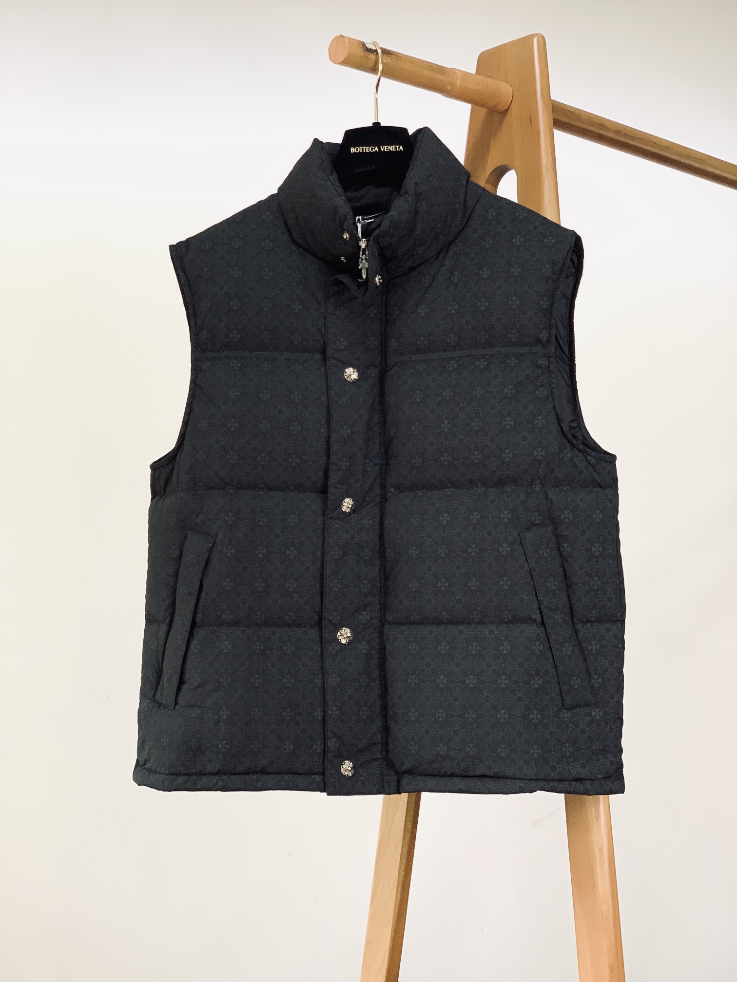 NO:595173,Chrome Hearts dark pattern jacquard down vest  It is made of high-quality technical polyfiber fabrics and uses a unique dark pattern jacquard process to make the fabric visually present a rich sense of layering and three-dimensional effect. It uses the highest number 90 down, and the filling amount is as high as about g, and the down filling is full and even.  , ensuring good thermal insulation performance. All hardware accessories are made of 925 electroplated silver, the surface is smooth and burr-free, smooth to use and durable. The details are perfectly presented, the upper body is extremely comfortable, lightweight and warm, the same style for men and women, the upper body is fashionable and versatile.  Size S, length 66, chest 116, shoulder width 49, size M, length 67, chest 120, shoulder width 50, size L, length 68, chest 124, shoulder width 51, size XL, length 69, chest 128, shoulder width 52…………………………………………… SizeS-XL,,chrome hearts,chrome hearts,down jacket,alexander wang19860909Chrome Hearts 克罗心 暗纹提花羽绒马甲 甄选优质科技聚纤维面料打造,采用独特的暗纹提花工艺,使面料在视觉上呈现出丰富的层次感和立体效果.选用最高90号羽绒,充绒量高达g左右,羽绒填充饱满且均匀,保证了良好的保暖性能.全部五金辅料采用925电镀银,表面光滑无毛刺,使用顺畅且耐用.细节图完美呈现,上身舒适度极高,轻便保暖,男女同款,上身时尚百搭. S码衣长66 胸围116 肩宽49 M码衣长67 胸围120 肩宽50 L码衣长68 胸围124 肩宽51 XL码衣长69 胸围128 肩宽52 …………………………………………………… SizeS-XL,,chrome hearts,chrome hearts,down jacket,alexander wang,Men's clothing