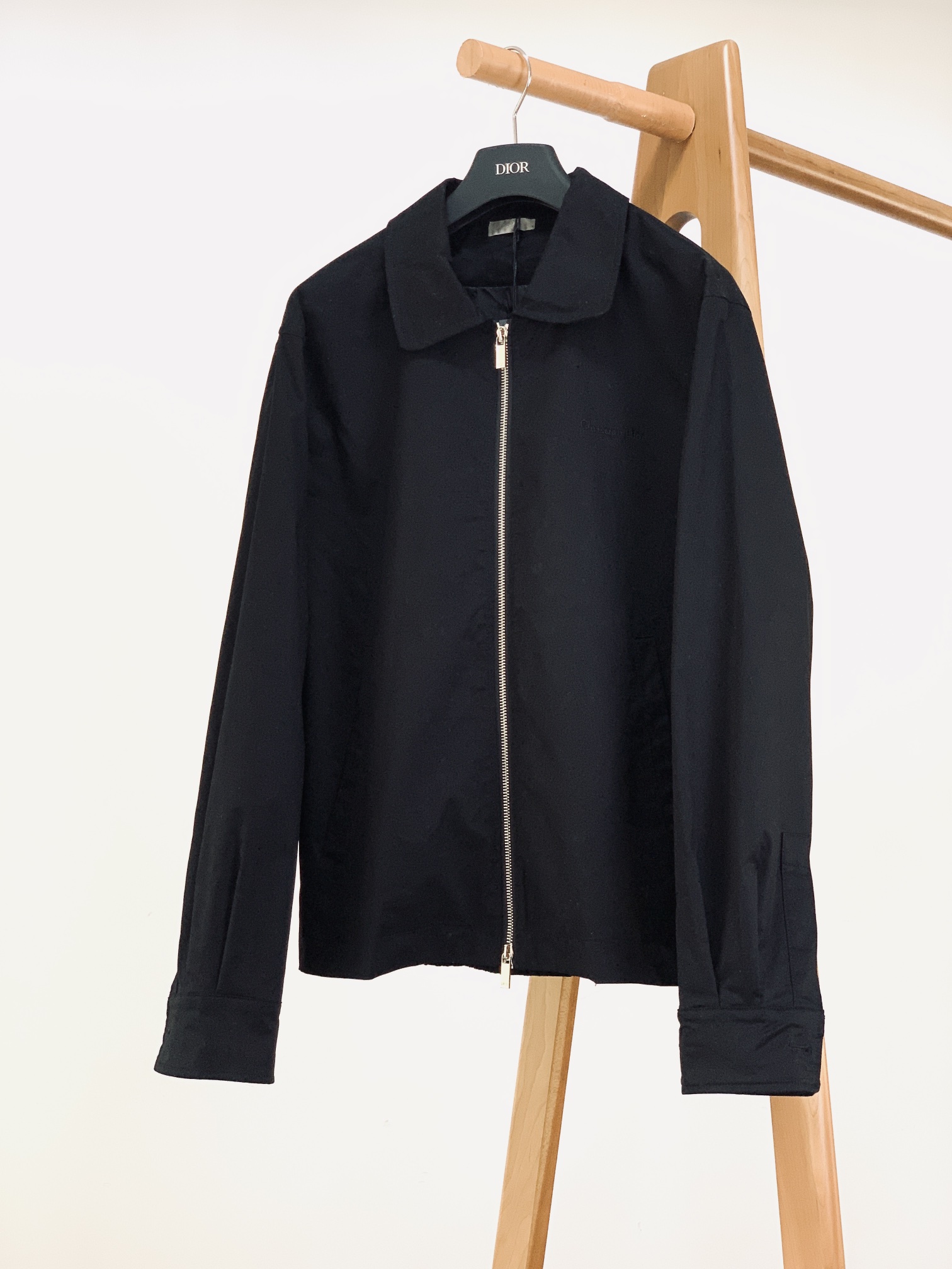 NO:595068,Dior Homme's 2025FW early autumn new product is a double-sided cotton blended satin short jacket. It is made of black double-sided cotton blended satin (marked on the label). One side has a delicate cotton matte texture, which is comfortable to the touch in the season; the other side is the smooth luster of satin, with a high-end drape feeling - one garment can switch between two styles. It is a core item in the 25SS series that combines 'practicality + design'.  'Couture-level craftsmanship' in the details 1. The logo system hides the luxurious haute couture gene. The Christian Dio* Couture embroidery on the front chest adopts the same color dark pattern process. The stitching is fine and integrated with the fabric. It is unobtrusive but hides the texture of haute couture lines. It is an iconic detail of 'low-key and noble'. 2. The fusion of functionality and aesthetics of the back pockets  The rear flap pocket is equipped with a 'sash + cloth button' opening and closing, and the bag capacity is sufficient to store small items. The metal buckle details of the ribbon and the cloth button create a material collision, which makes the practical design also have a styling highlight; the pocket routing adopts 'double locking technology', the edges are flat and burr-free, taking into account durability and visual neatness. Version and practical design 1. The short silhouette reshapes the fashion sense of proportion  The short cut and slightly wide shoulder line can not only raise the waistline and optimize the proportion of the body without looking cramped, it is suitable for different heights and body shapes, and it looks more neat when paired with high-waisted trousers. 2. Exquisiteness in hardware and opening and closing details. The placket is equipped with a custom-made metal double zipper, with the brand letter logo engraved on the chain head. The two-way opening and closing design allows you to freely adjust the arc of the wear (full zip to look smart/half-open to look relaxed);  The cuffs are covered with buttons of the same fabric, and the buttons are consistent with the body of the body, maintaining the overall visual unity and making it easy to adjust the tightness of the cuffs. 3. The lining details give a sense of luxury inside and out. The lining is made of satin material of the same color and printed with a dark brand letter logo. Even if the lining is inadvertently exposed, it can reflect the 'both inside and outside' of a high-end item.  As a debut item in the 25SS winter men's wear show, it reinterprets the classic jacket with 'double-sided fabric + short silhouette'. It can be used as a textured item for daily commuting, and can also become a fashion highlight in the style. Size 46, length 64, bust 110, shoulder width 46.5, sleeve length 62, size 48, length 66, chest 114, shoulder width 48, sleeve length 63, size 50, length 68, chest 118  Shoulder width 49.5 Sleeve length 64 Size 52 length 70 Chest 122 Shoulder width 51 Sleeve length 65 ……………………………………………………………… Size 46-52,, dior, dior, jackets & coats, alexander wang19860909Dior Homme 迪奥·桀傲 2025FW早秋新品 双面棉质混纺缎面短夹克.采用黑色双面棉质混纺缎面（标签标注）,一面是细腻的棉质哑光质感,触感应季舒适；另一面是缎面的柔滑光泽,自带高级垂坠感——一衣可切换两种风格,是25SS系列里「实用性+设计感」兼具的核心单品. 细节里的「Couture级工艺」 1. 标识系统隐奢的高定基因 前胸的Christian Dio* Couture刺绣,采用同色系暗纹工艺,针脚细密且与面料融为一体,不张扬却藏着高定线的质感,是“低调显贵”的标志性细节. 2. 后侧口袋功能性与美学的融合 后侧翻盖口袋搭配「饰带+布包纽扣」开合,袋身容量足够收纳随身小物,饰带的金属扣细节与布包纽扣形成材质碰撞,让实用设计也有造型亮点； 口袋走线采用“双道锁边工艺”,边缘平整无毛刺,兼顾耐用性与视觉整洁感. 版型与实用设计 1. 短款廓形重塑比例的时尚感 短款剪裁+微宽肩线,既能拉高腰线、优化身材比例,又不会显得局促,适配不同身高身形,搭配高腰裤装更显利落. 2. 五金与开合细节里的精致度 门襟配置定制金属双拉链,链头刻有品牌字母标识,双向开合设计可自由调节穿着弧度（全拉显干练/半开显松弛）； 袖口采用同面料布包纽扣,纽扣与衣身材质一致,保持整体视觉的统一性,同时方便调节袖口松紧. 3. 内衬细节里里外外的奢感 内衬采用同色系缎面材质,并印有暗纹品牌字母标识,即使不经意露出内衬,也能体现高定单品的“内外兼修”. 作为25SS冬季男装发布秀的亮相单品,它以“双面面料+短款廓形”重新诠释经典夹克,既能作为日常通勤的质感单品,也能成为造型中的时尚亮点. 46码衣长64 胸围110 肩宽46.5 袖长62 48码衣长66 胸围114 肩宽48 袖长63 50码衣长68 胸围118 肩宽49.5 袖长64 52码衣长70 胸围122 肩宽51 袖长65 …………………………………………………… Size46-52,,dior,dior,jackets & coats,alexander wang,Men's clothing