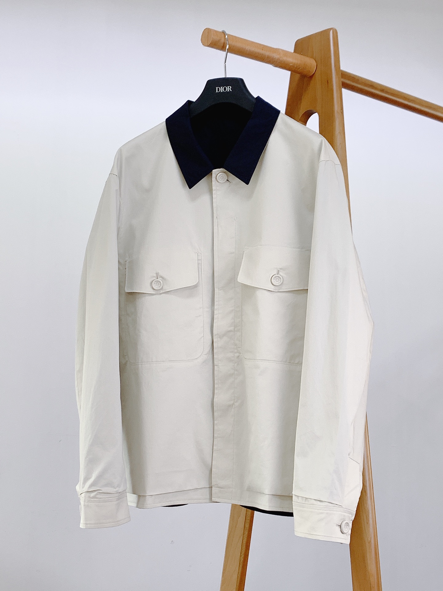 NO:595153,Dior Homme Dior·Jie Ao 2025FW early autumn new products  Contrasting color shirt-style jacket, using Spanish satin cotton yarn, supplemented by a special washed embroidery process, so that the fabric itself presents a thick and fine twill texture, which is effective in water and windproof in autumn and winter. At the same time, the texture of natural fiber brings a comfortable and close-fitting wearing effect. The whole patchwork is hand-sewn and buttoned, which is time-consuming and labor-intensive. It is both a craft and a technology.  It embodies the design and has practical value. The hemmed buttonholes, the flat ironed side slit double-layered placket, and the interlaced light and dark bottom lines reveal an extraordinary texture in the minimalist style. Slightly loose three-dimensional tailoring, front and back multi-pocket design, interior and exterior contrasting color craftsmanship, and exquisite and gorgeous double-sided craftsmanship create a high luxury taste.  ……………………………………………………………… SizeM-3XL,,dior,dior,jackets & coats,shirts,alexander wang19860909Dior Homme 迪奥·桀傲 2025FW早秋新品 撞色衬衫式外套,甄选西班牙贡缎棉纱线,辅以特殊的水洗刺布工艺,让面料本身呈现厚实细密的斜纹肌理,秋冬季有效的梳水防风,同时天然纤维的质感带来舒柔贴身的穿着效果.全贴布手缝钉纽,耗时费工,既是工艺技术的体现,又兼具使用价值.包边扣眼,平整熨贴的侧开缝双层暗门襟,明暗底线互缝,在极简风尚中透露不凡质感.微宽松立体裁剪,正反多口袋设计,加以里外撞色工艺设计,以精致华美的双面穿工艺打造,净享高奢品味. …………………………………………………… SizeM-3XL,,dior,dior,jackets & coats,shirts,alexander wang,Men's clothing