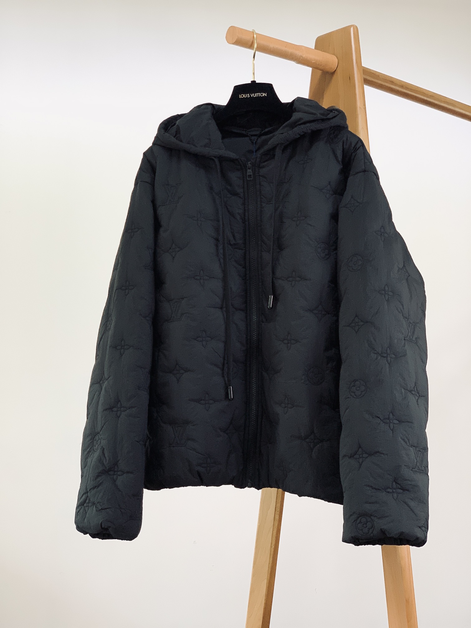 NO:691199,LouisVuitton's embroidered hooded cotton coat has a low-key sense of luxury in the dark background. The all-black fabric is woven with LV logo embroidery of the same color, and the delicate texture is revealed when the light flows - there is no ostentatious logo, but the delicacy of luxury products is hidden in every inch of the fabric. It is the code of texture that 'people who understand will naturally understand'.  The hooded version has a casual atmosphere, and the drawstring waist can control the body contour; the padding of the lightweight cotton jacket is not bulky, but can wrap up the coolness of late autumn, making it a 'warm but not bulky' daily necessity. The metal logo at the end of the drawstring and the brand embossing on the zipper pull hide the exquisiteness within easy reach; the same fabric lining + invisible pockets, both practical and textured, you will know what 'daily luxury' is like after wearing it once.  Size 46, length 68, bust 96, shoulder width 54, size 48, length 69, bust 104, shoulder width 55, size 50, length 70, bust 132, shoulder width 56, size 52, length 71, bust 140, shoulder width 57,19860909LouisVuitton 路易威登 绣花连帽棉服暗黑底色里的低调奢感. 全黑面料上织满同色系LV标识绣花,光线流转时才会露出细腻纹理——没有张扬的logo,却把奢品的精致藏在每一寸布料里,是“懂的人自然懂”的质感暗号. 连帽版型自带随性氛围,抽绳收腰又能拿捏身形轮廓；轻量棉服的填充不臃肿,却能裹住深秋的凉意,是“保暖不笨重”的日常刚需款. 抽绳末端的金属标识、拉链头的品牌压纹,把精致藏在触手可及的地方； 同面料内衬+隐形口袋,实用与质感兼顾,穿一次就懂“奢品的日常”是什么样. 46码衣长68 胸围96 肩宽54 48码衣长69 胸围104 肩宽55 50码衣长70 胸围132 肩宽56 52码衣长71 胸围140 肩宽57 …………………………………………………… Size46-52,,louis vuitton,louis vuitton,louis vuitton,hats,,Men's clothing