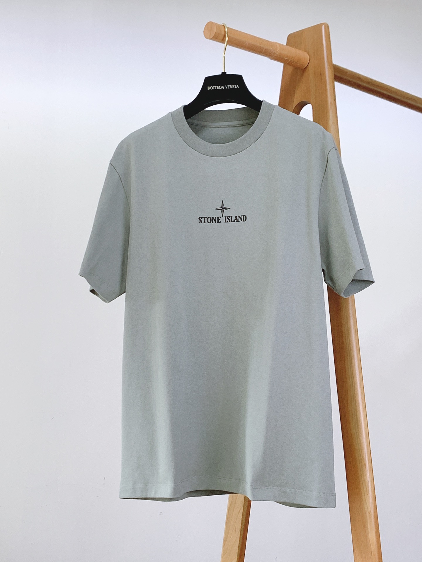 NO:599629,Stone Island 2025FW new autumn and winter geometric print short-sleeved bottoming T-shirt. Pure background color with the brand's iconic compass logo + geometric line printing on the back, full of cool recognition. The basic round neck version is suitable for various body shapes, the fabric is soft and breathable, and multiple colors are available. It is suitable for daily outings and casual wear, and it is easy to master the simple street style. ……………………………………………… SizeM-5XL,, T-shirt, tees, t-shirt, alexander wang19860909Stone Island 石头岛 2025FW秋冬新品 几何印花短袖打底T恤 纯净底色搭配品牌标志性罗盘标+后背几何线条印花,潮酷辨识度拉满 基础圆领版型适配各种身形,面料柔软透气,多色可选 日常出街/休闲穿搭皆适配,轻松拿捏街头简约风 …………………………………………………… SizeM-5XL,,T-shirt,tees，t-shirt,alexander wang,Men's clothing