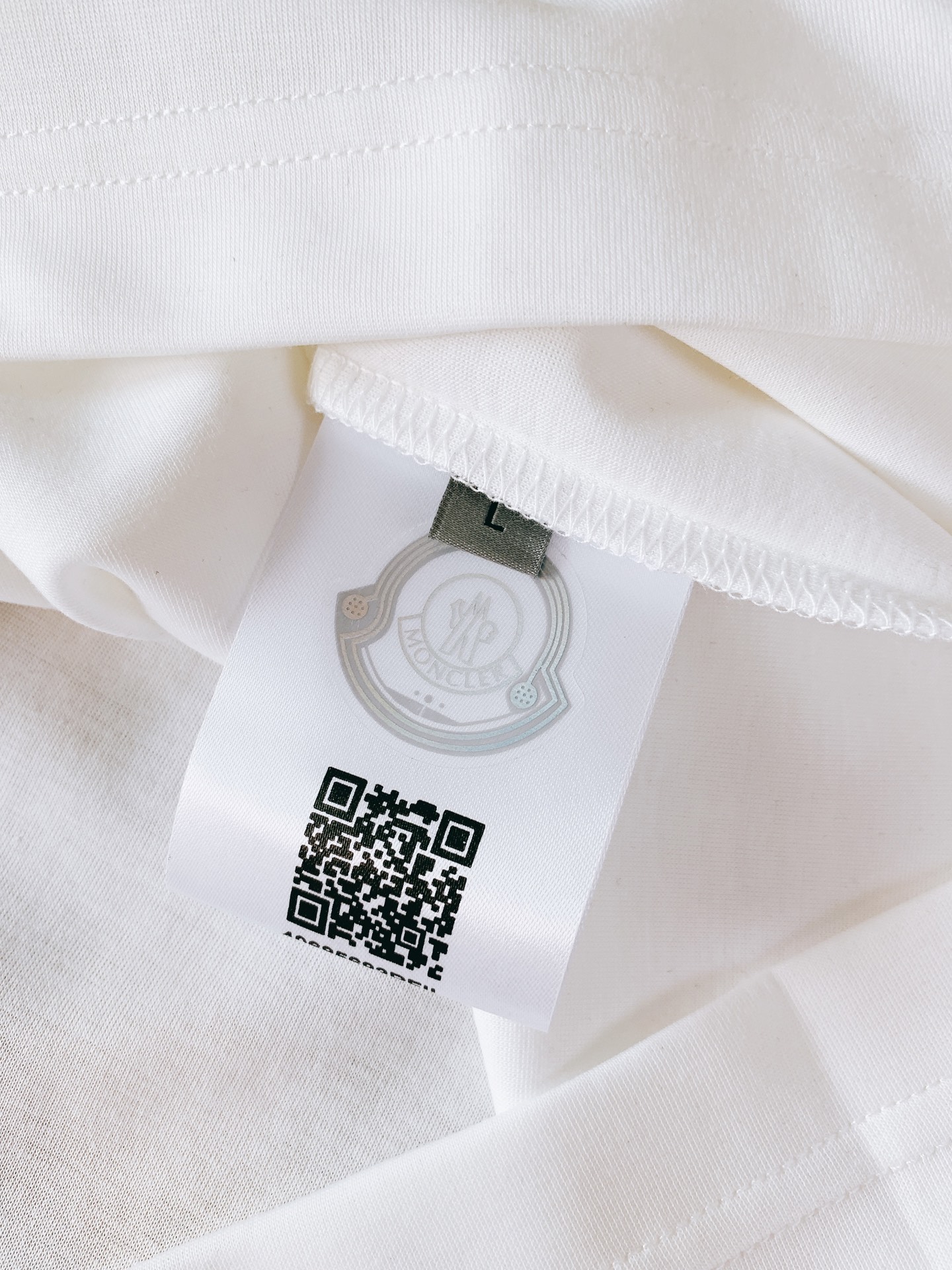 Moncler 蒙口 2026SS春夏新品经典压胶标识T恤，高端男士闭眼入款高支丝光棉面料，丝滑亲肤、透