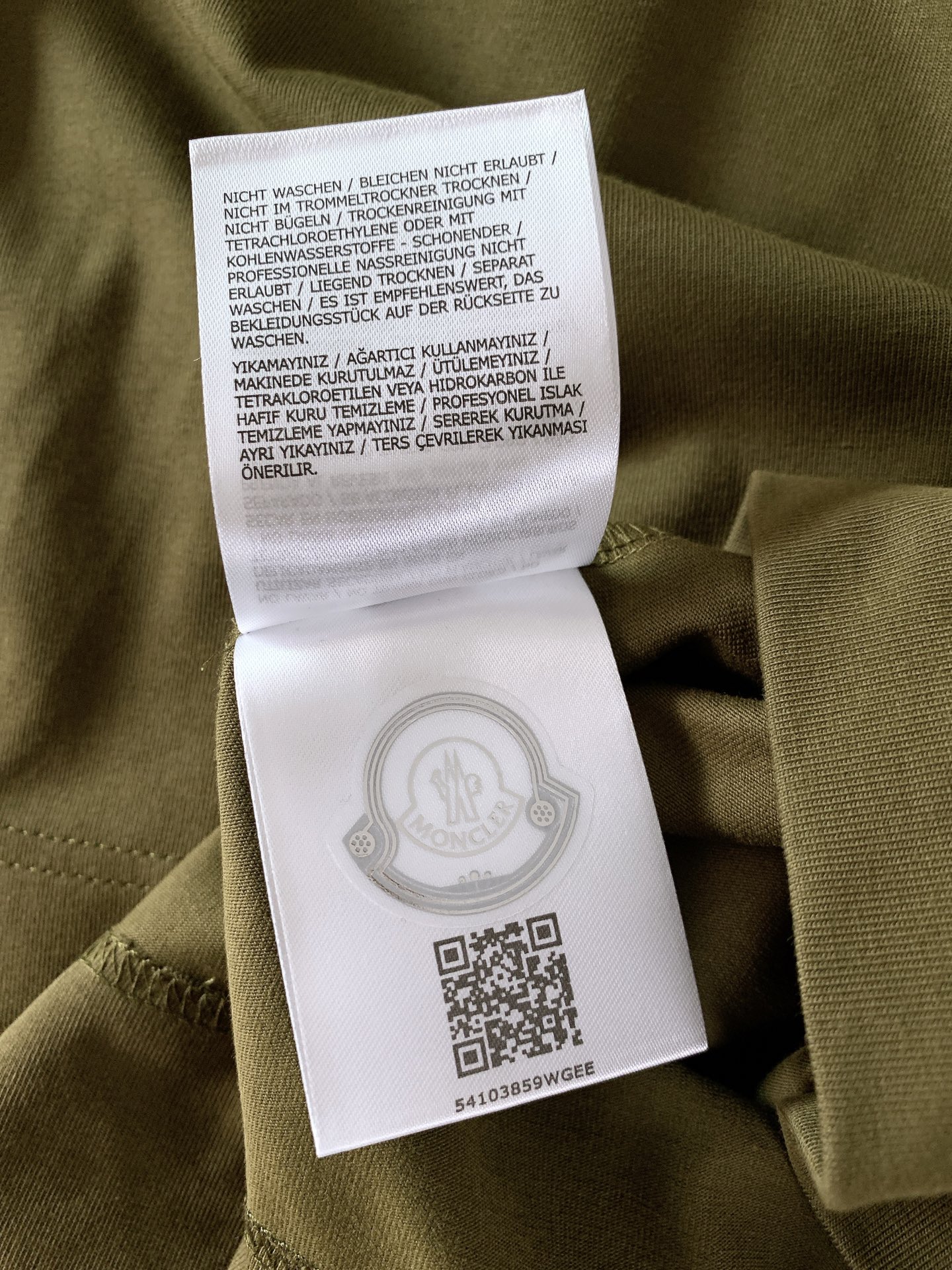 Moncler 蒙口 2026SS早春新品经典基础款袖口拼接设计。风衣肩袖感。无可挑剔廓形立体剪裁男士圆