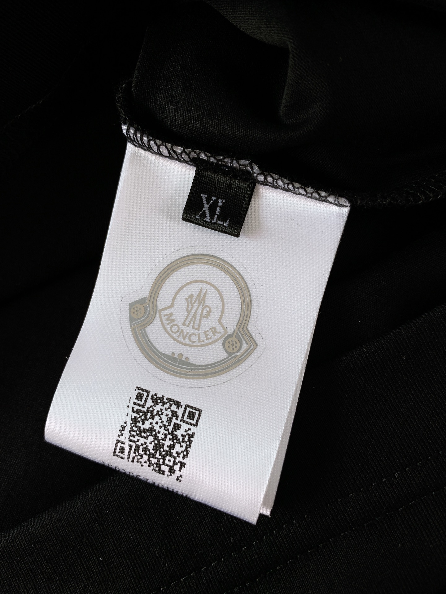 Moncler 蒙口 2026SS春夏新品简约口袋T恤，专为追求质感与舒适的男士打造！精选高支精梳棉混纺