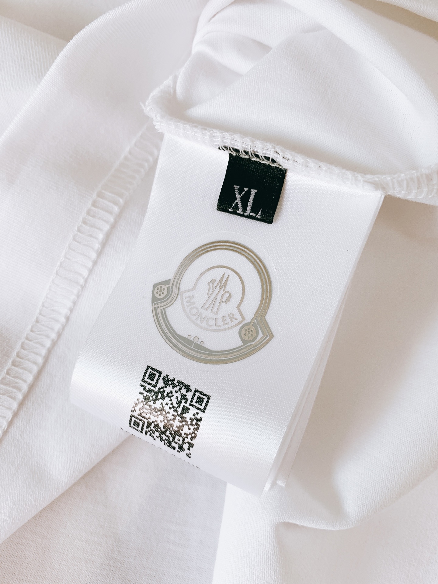 Moncler 蒙口 2026SS春夏新品简约口袋T恤，专为追求质感与舒适的男士打造！精选高支精梳棉混纺