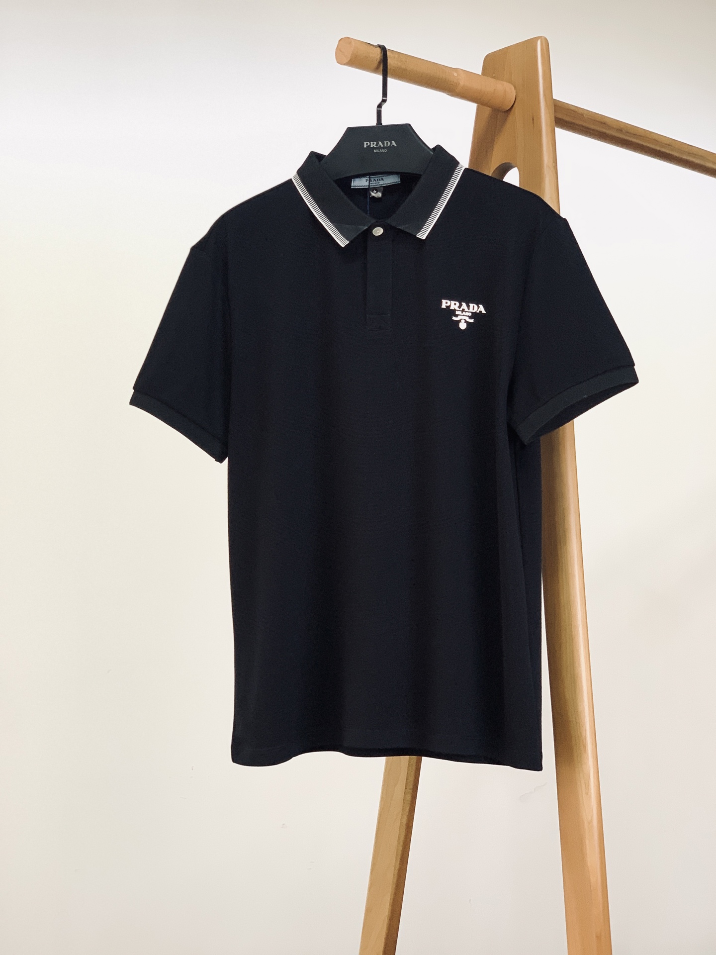 Prada 普拉达 2026SS春夏新品 撞色翻领Polo衫✨高支珠地棉面料，透气抗皱，亲肤不闷汗，上身