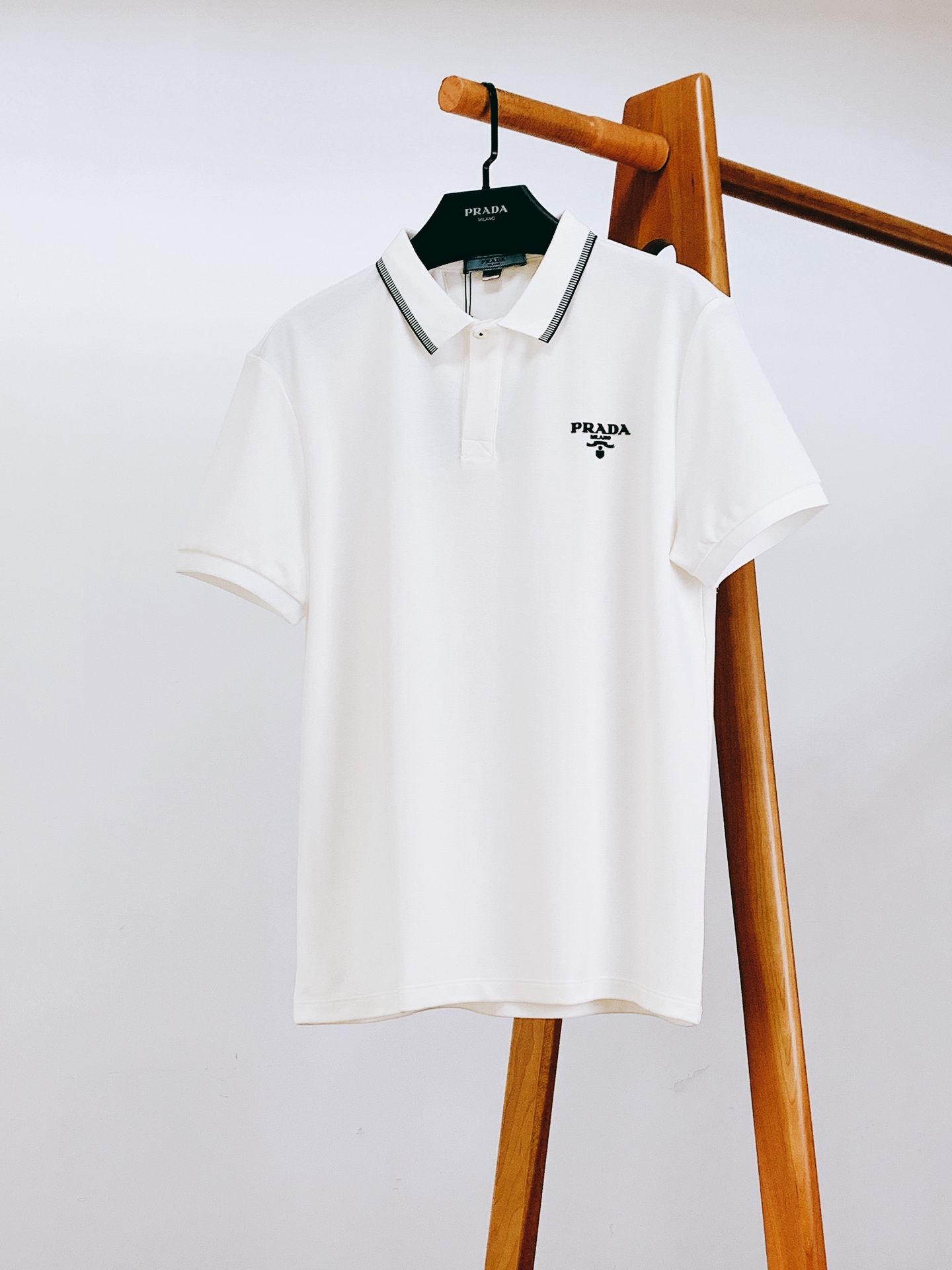 Prada 普拉达 2026SS春夏新品 撞色翻领Polo衫✨高支珠地棉面料，透气抗皱，亲肤不闷汗，上身