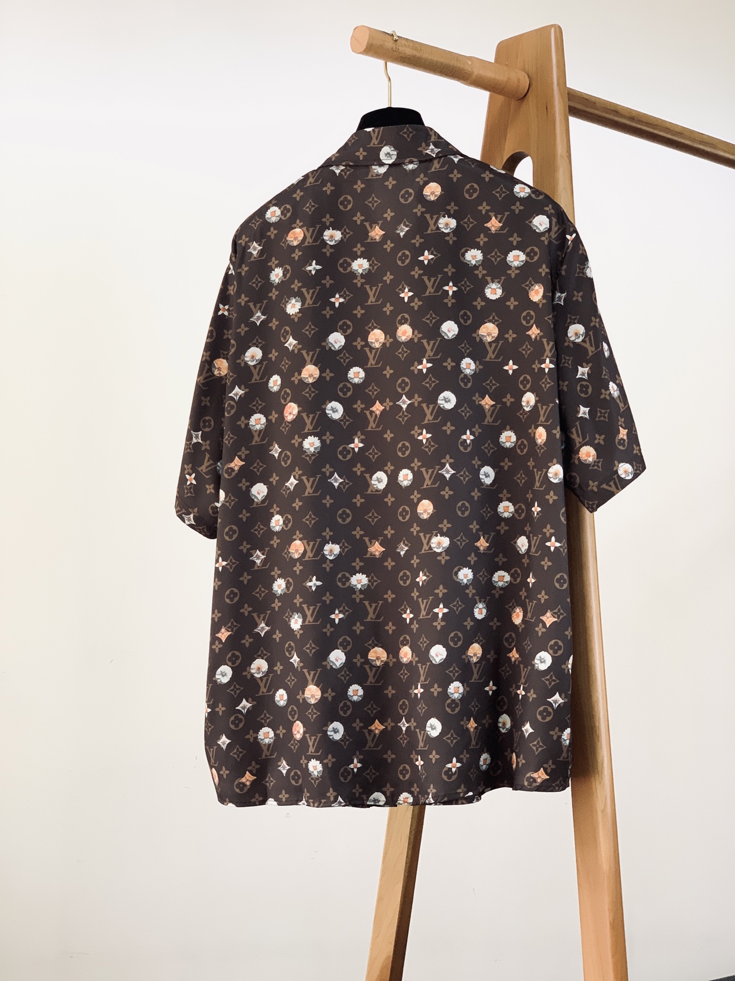LouisVuitton 路易威登 2026SS春夏新品深棕老花花卉满印短袖衬衫。高端丝滑缎面面料！上身