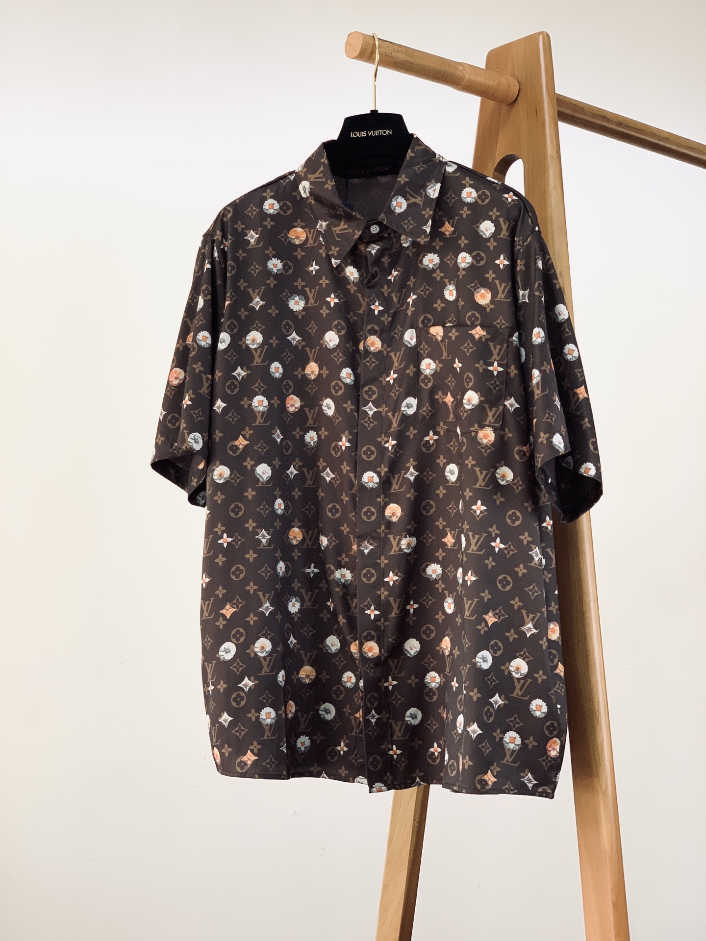 LouisVuitton 路易威登 2026SS春夏新品深棕老花花卉满印短袖衬衫。高端丝滑缎面面料！上身