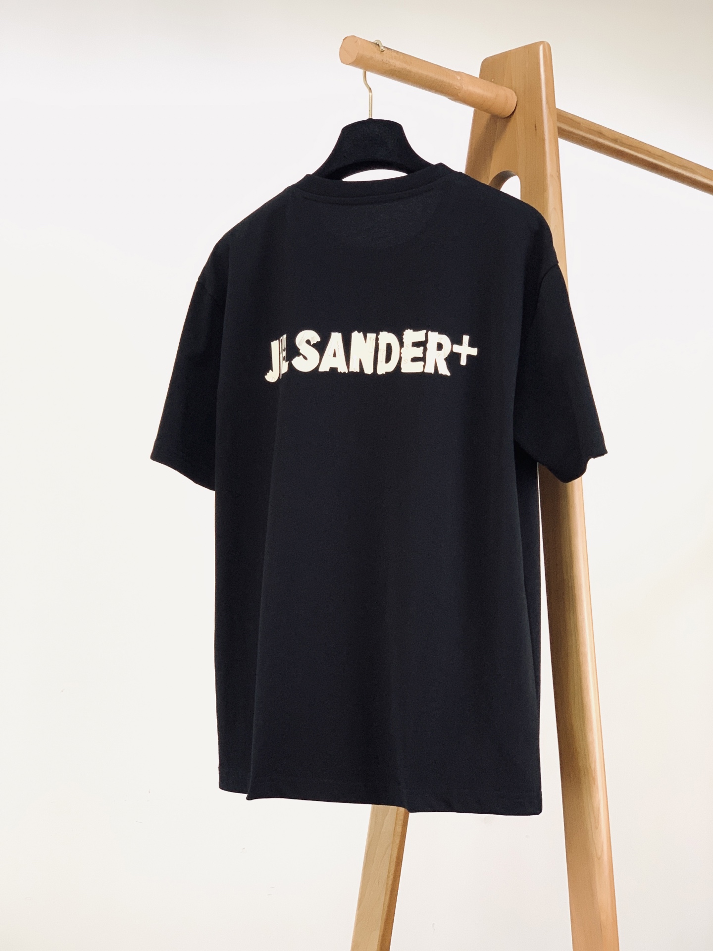 JiI sander 吉尔.桑达 2026SS春夏新品字母印花T恤！清冷感直接拉满！重磅高支纯棉，挺括不