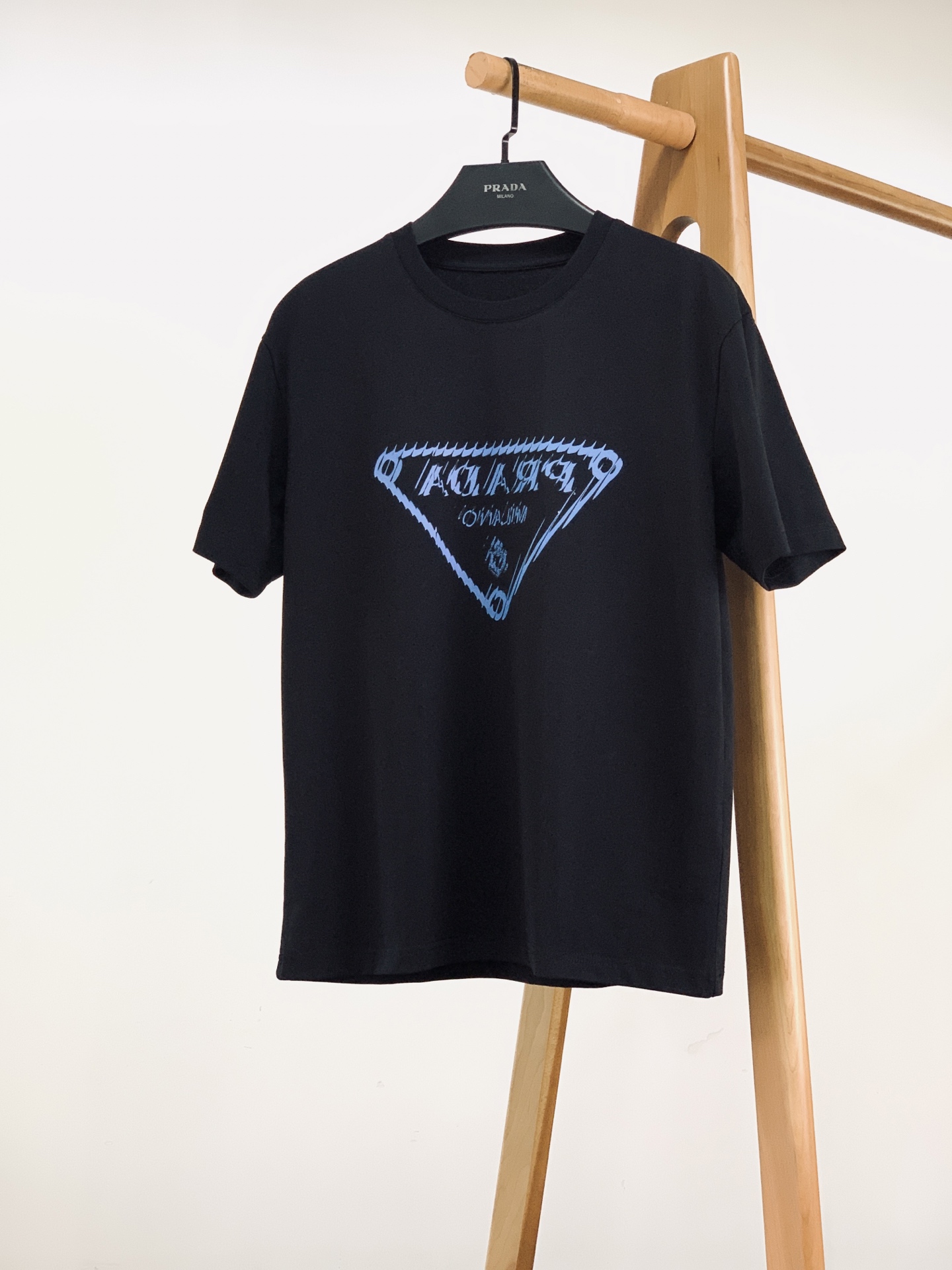Prada 普拉达 2026SS春夏新品时尚印花T恤，辨识度直接拉满！重磅高支纯棉，挺括不软塌，亲肤透气