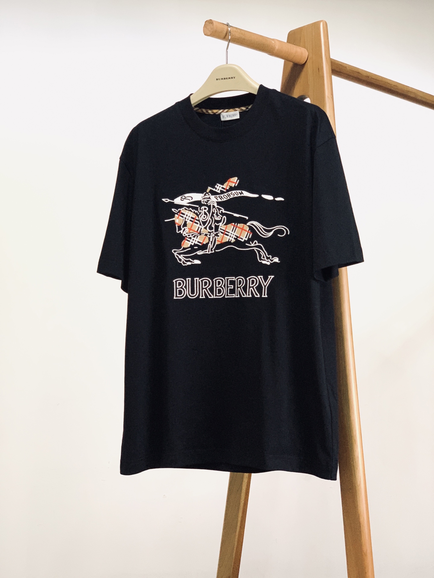 Burberry 巴宝莉 2026SS春夏新品 经典骑士刺绣图腾T恤，春夏衣橱必备轻奢单品，上身自带高级