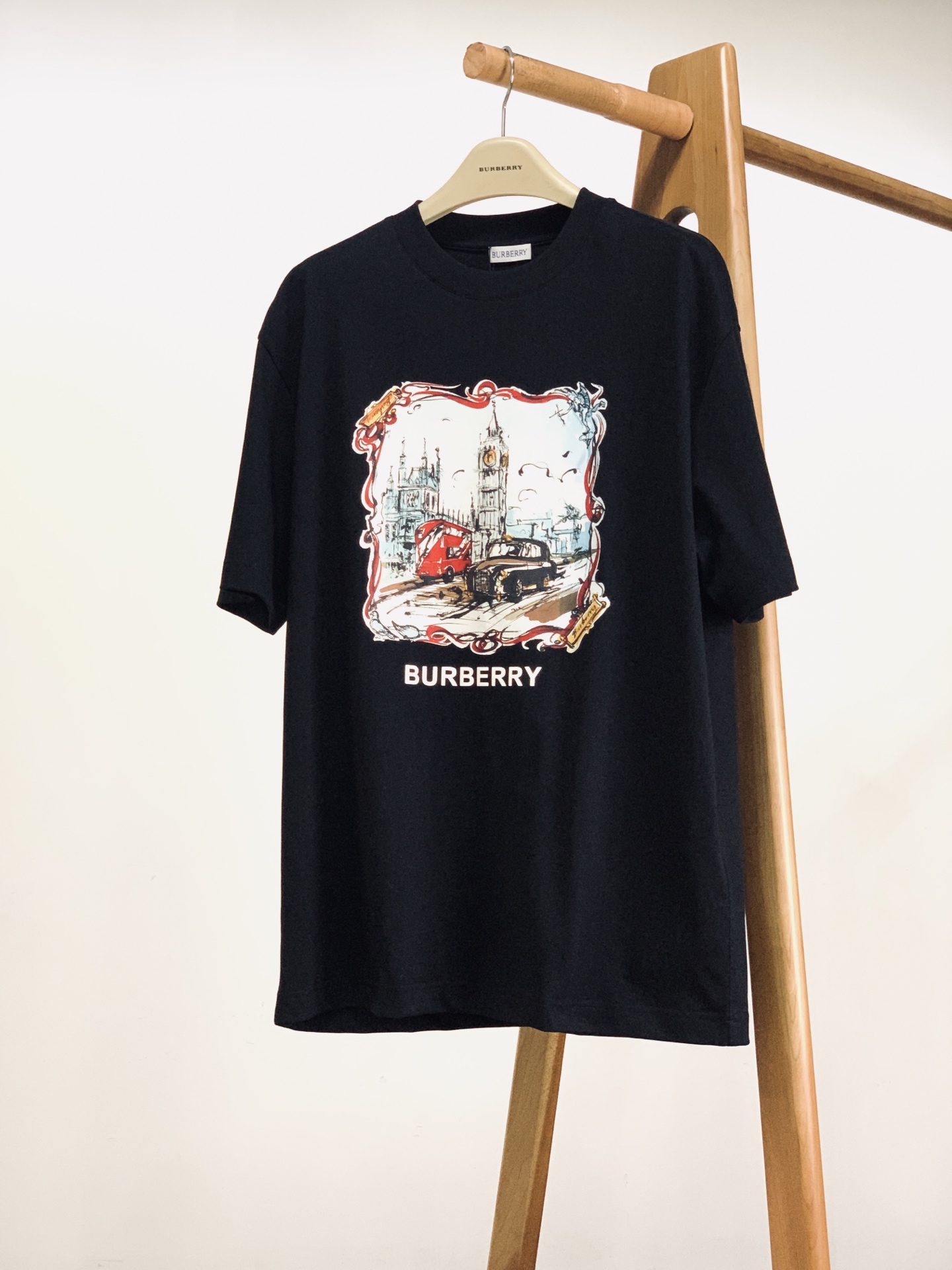Burberry 巴宝莉 2026SS春夏新品 年度艺术王炸款 ！把伦敦街头穿在身上的素描地标T恤来了！