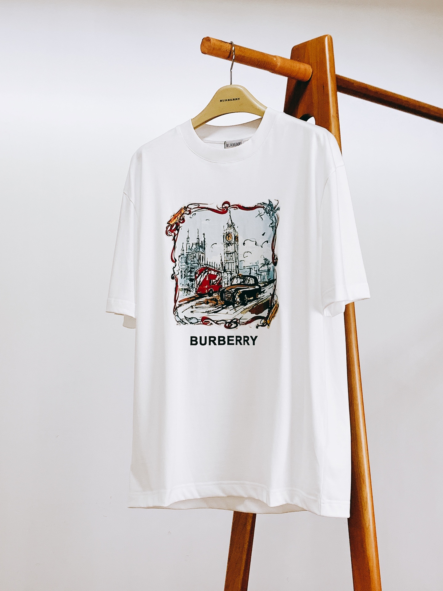 Burberry 巴宝莉 2026SS春夏新品 年度艺术王炸款 ！把伦敦街头穿在身上的素描地标T恤来了！