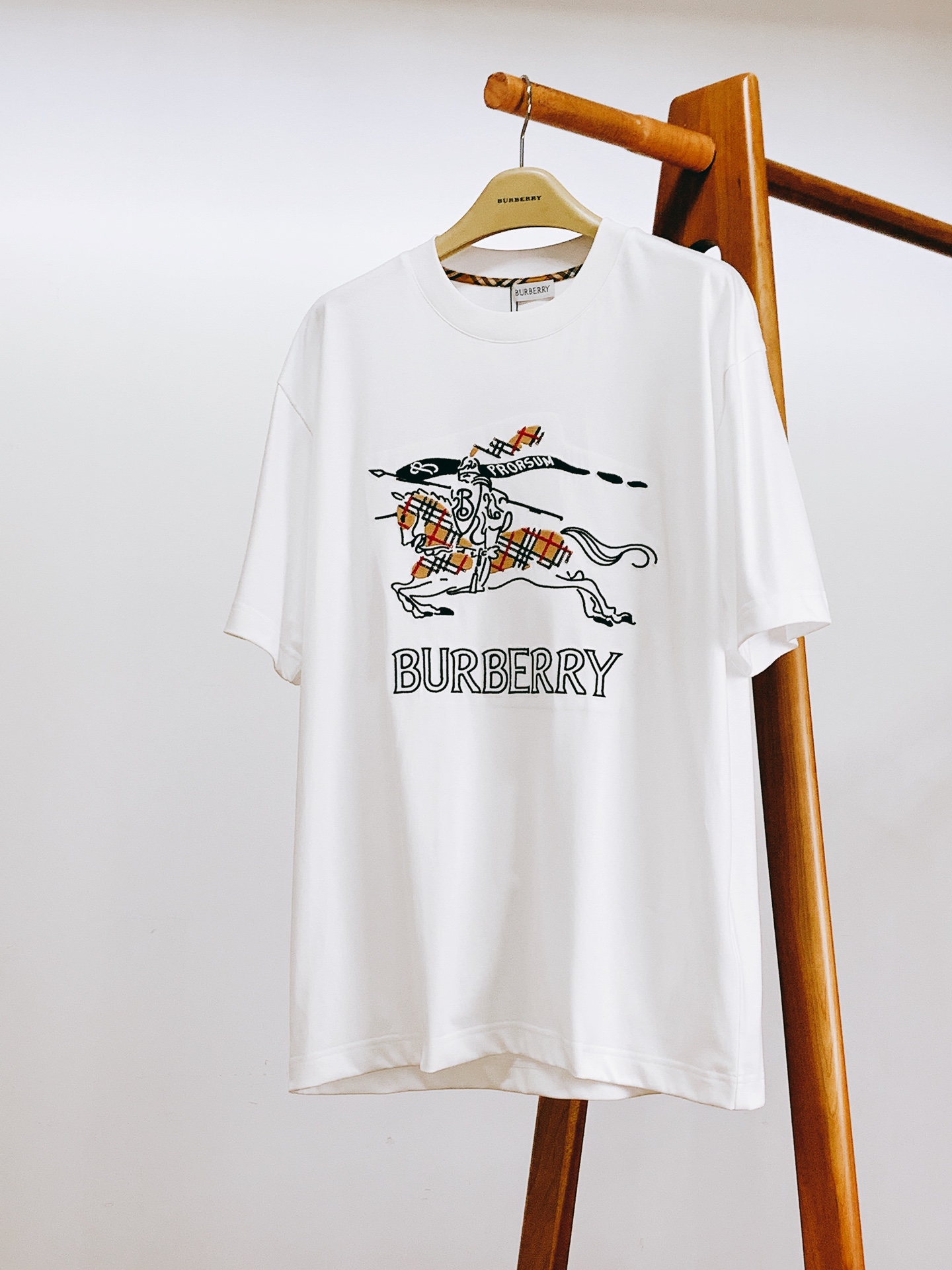 Burberry 巴宝莉 2026SS春夏新品 经典骑士刺绣图腾T恤，春夏衣橱必备轻奢单品，上身自带高级