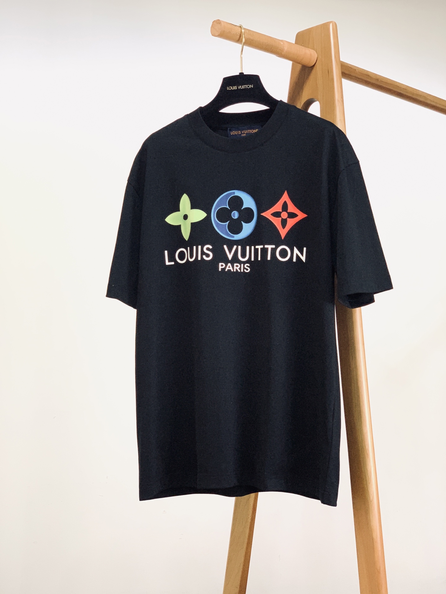 LouisVuitton 路易威登 2026SS春夏新品彩色四叶花圆领T恤。精选高支精梳棉面料，软糯亲肤