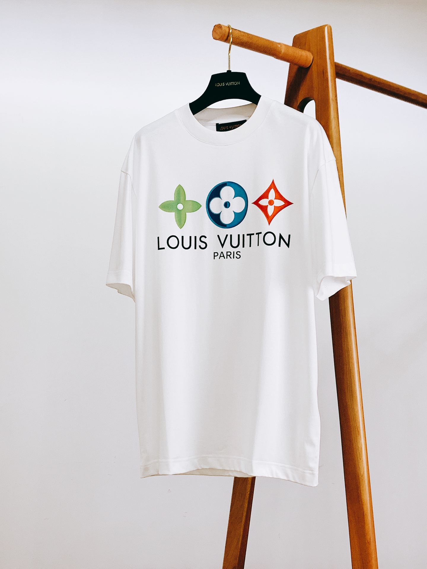 LouisVuitton 路易威登 2026SS春夏新品彩色四叶花圆领T恤。精选高支精梳棉面料，软糯亲肤