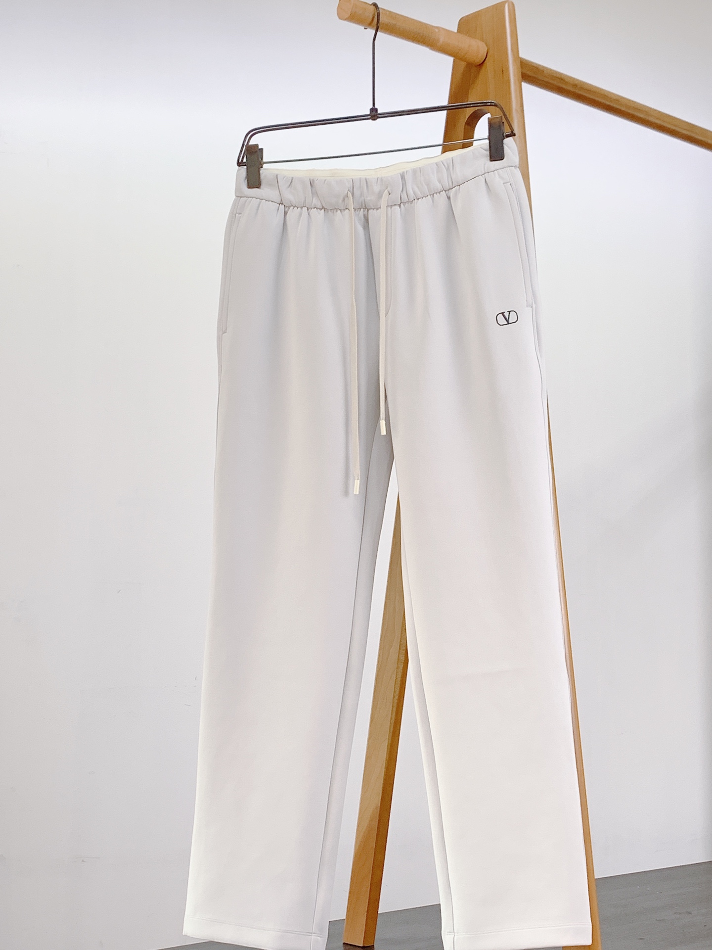 Valentino 华伦天奴 2026SS早春新品经典直筒抽绳休闲卫裤。高端定制高克重空气层面料，软糯亲