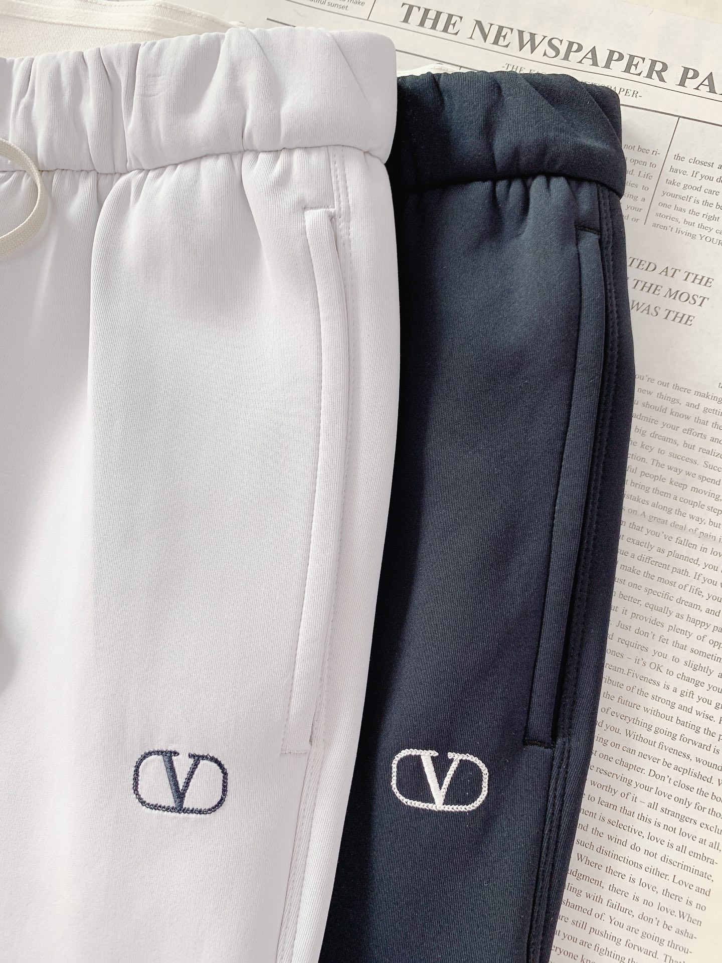 Valentino 华伦天奴 2026SS早春新品经典直筒抽绳休闲卫裤。高端定制高克重空气层面料，软糯亲