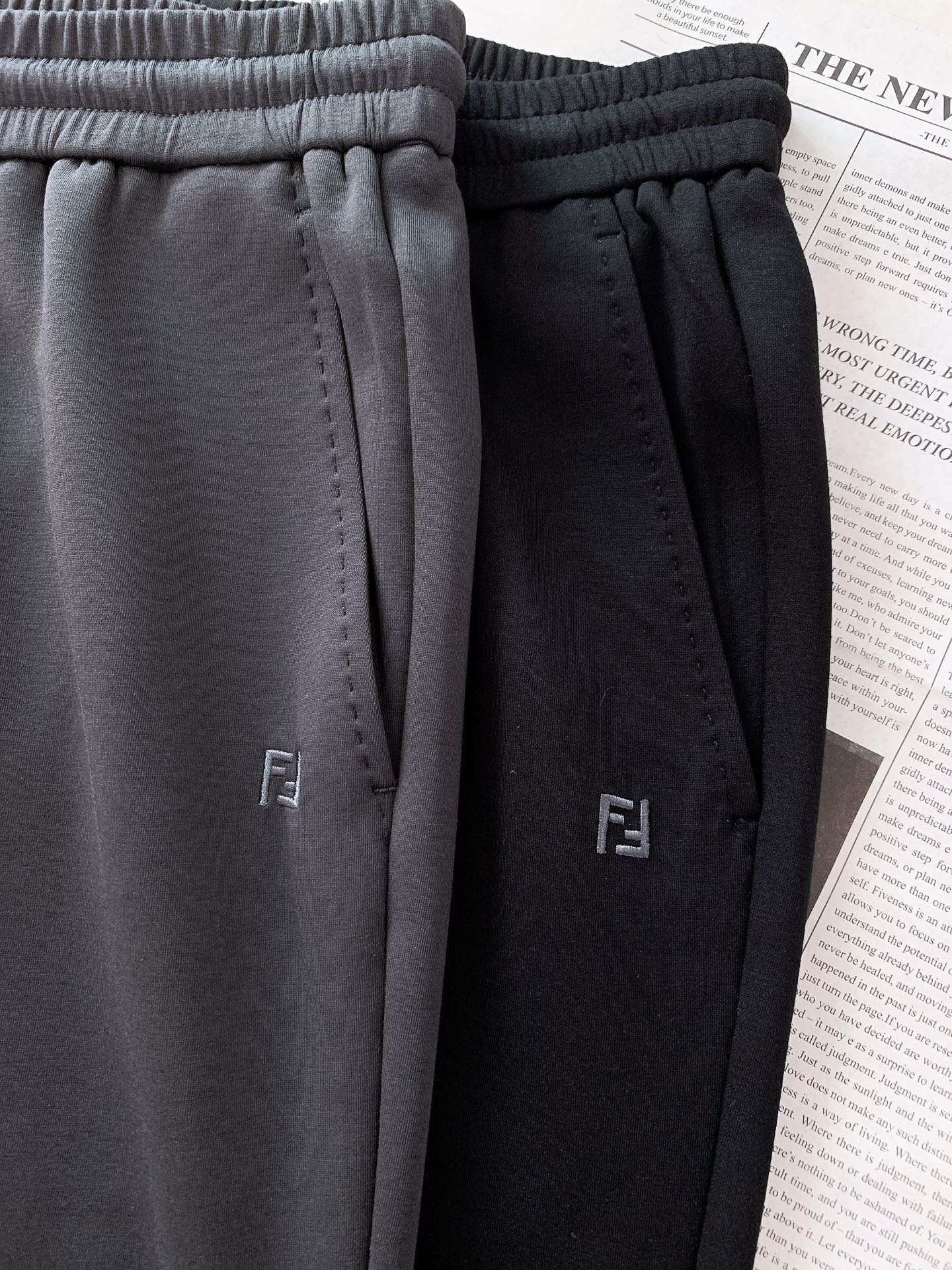 Fendi 芬迪 2026SS早春新品经典直筒抽绳休闲卫裤。高端定制高克重空气层面料，软糯亲肤透气不闷汗