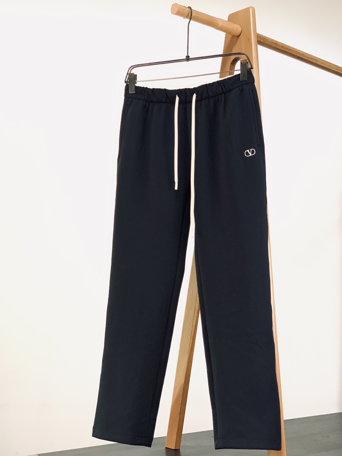 Valentino 华伦天奴 2026SS早春新品经典直筒抽绳休闲卫裤。高端定制高克重空气层面料，软糯亲