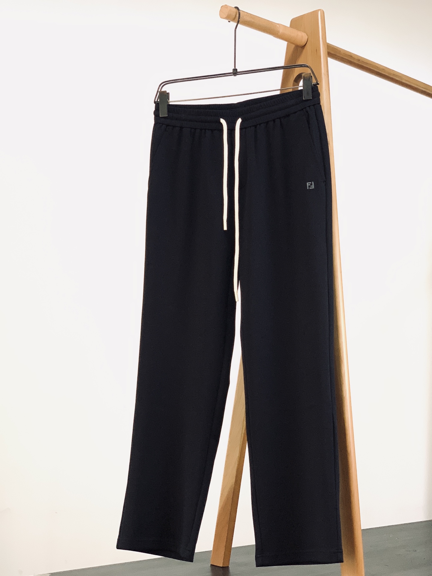 Fendi 芬迪 2026SS早春新品经典直筒抽绳休闲卫裤。高端定制高克重空气层面料，软糯亲肤透气不闷汗