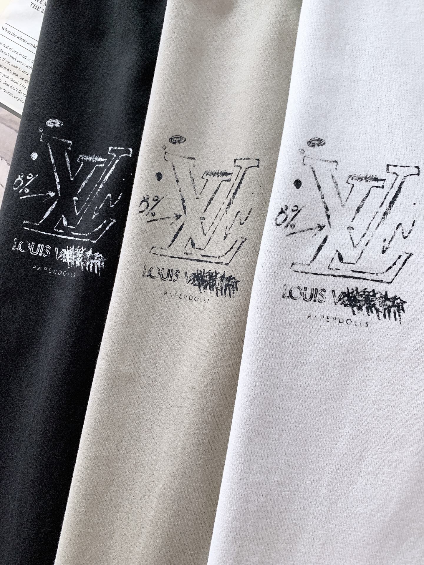 LouisVuitton 路易威登 2026SS春夏新品涂鸦做旧T恤。甄选高支高密亲肤棉面料，软糯透气，