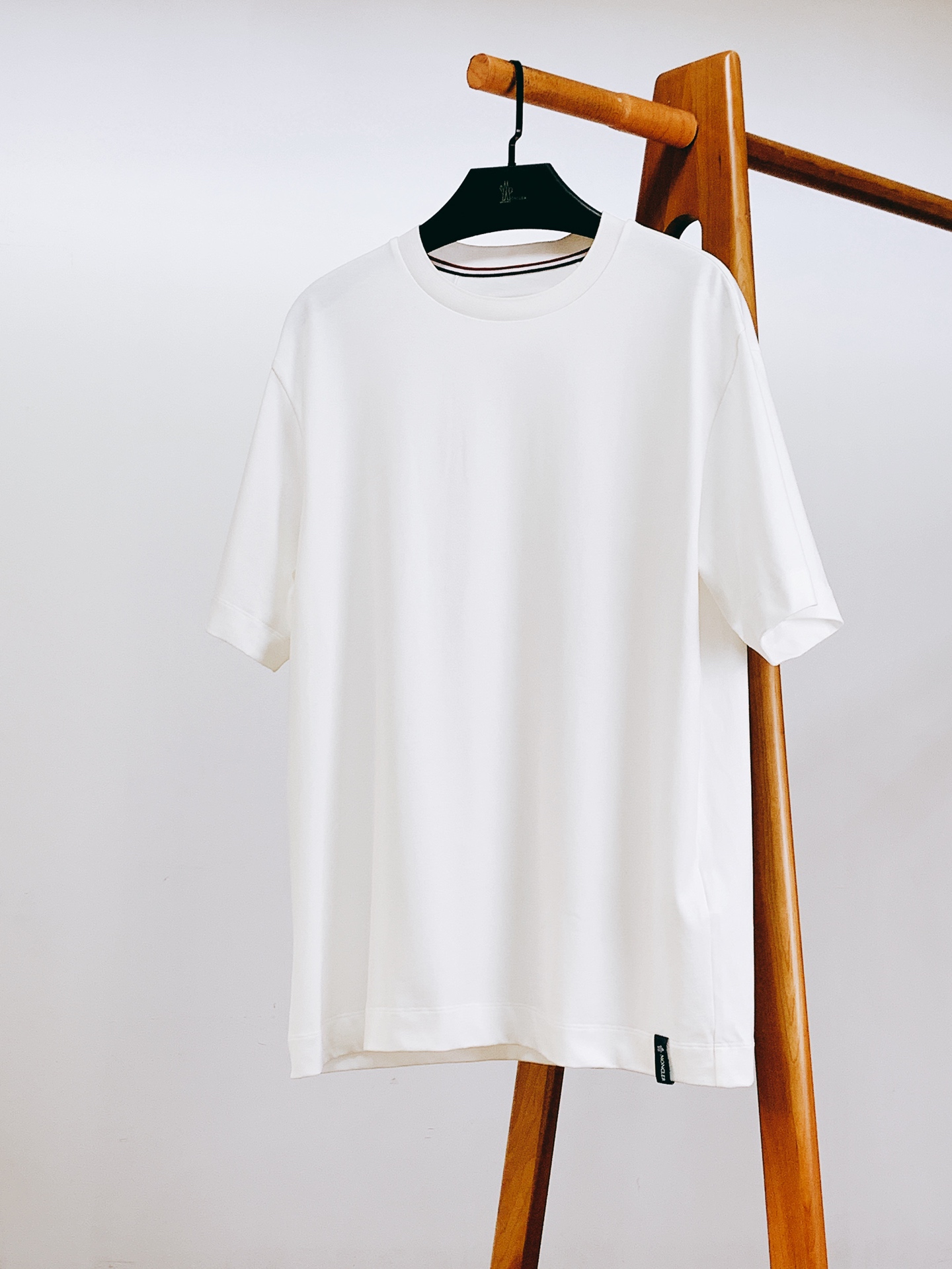 Moncler 蒙口 2026SS春夏新品经典基础款圆领T恤。高端定制高支长绒棉面料，软糯亲肤透气不闷汗