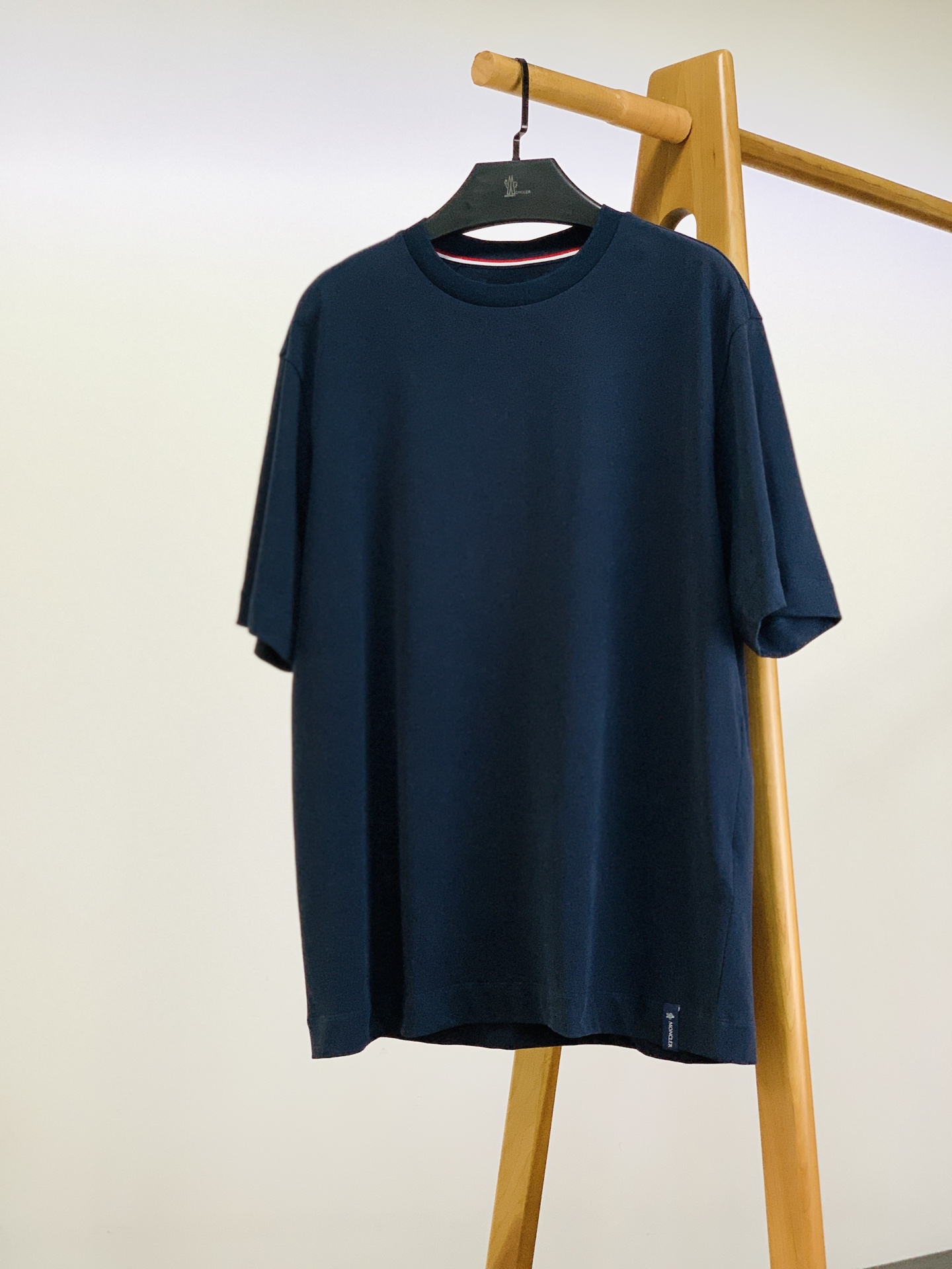 Moncler 蒙口 2026SS春夏新品经典基础款圆领T恤。高端定制高支长绒棉面料，软糯亲肤透气不闷汗