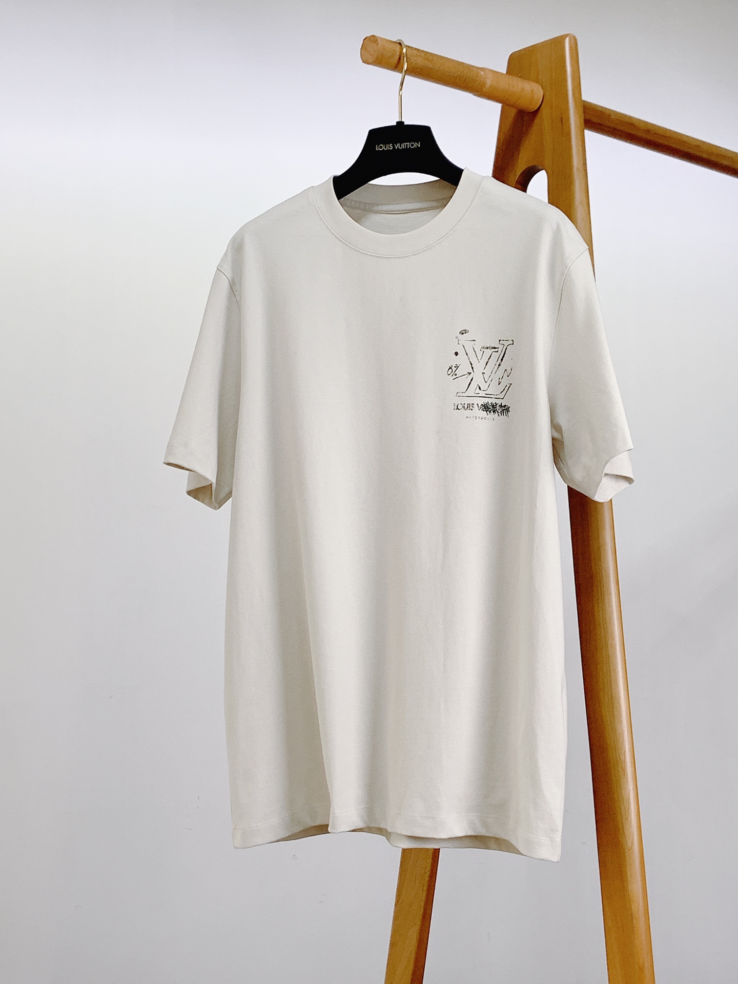 LouisVuitton 路易威登 2026SS春夏新品涂鸦做旧T恤。甄选高支高密亲肤棉面料，软糯透气，