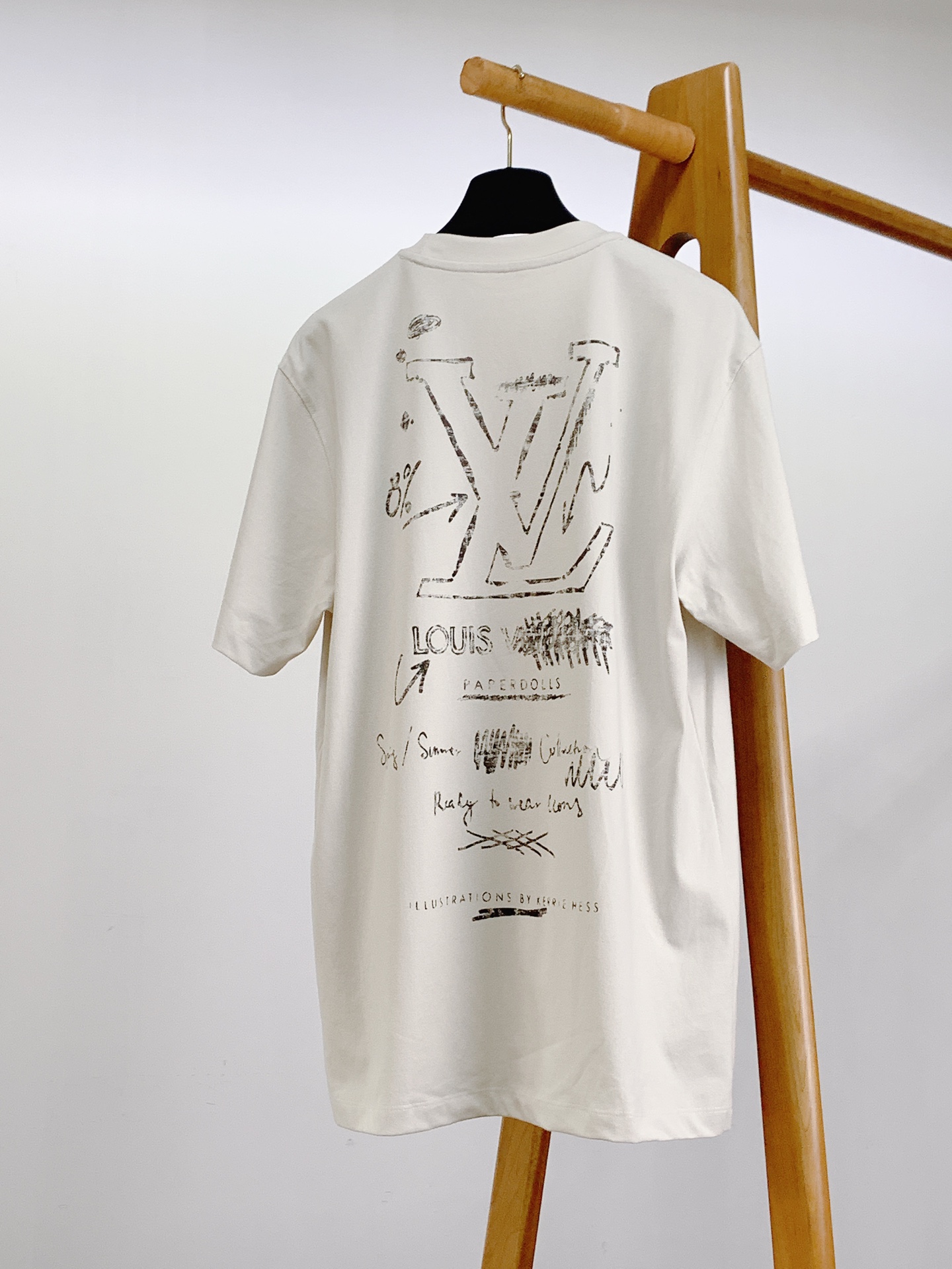 LouisVuitton 路易威登 2026SS春夏新品涂鸦做旧T恤。甄选高支高密亲肤棉面料，软糯透气，