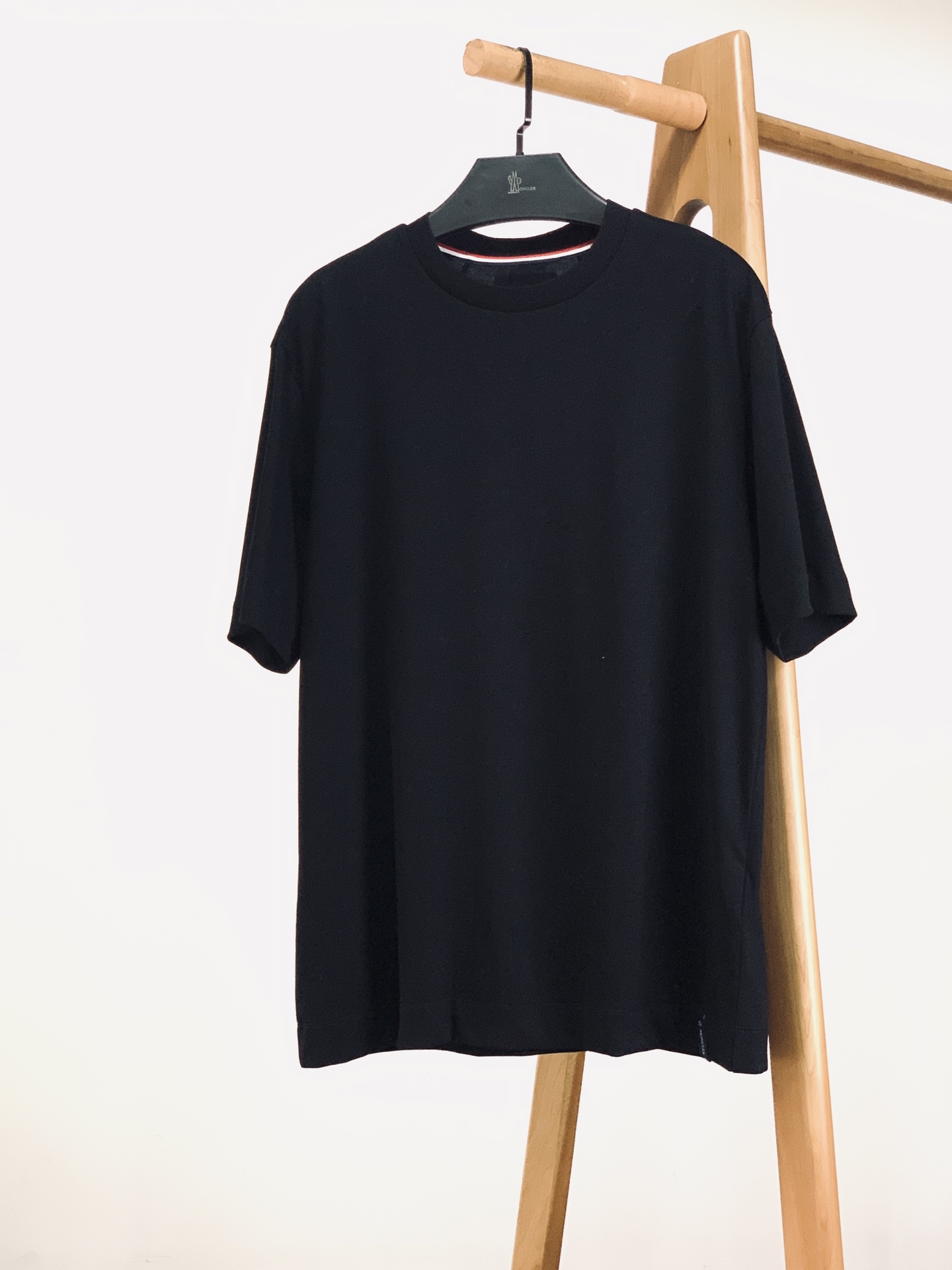 Moncler 蒙口 2026SS春夏新品经典基础款圆领T恤。高端定制高支长绒棉面料，软糯亲肤透气不闷汗