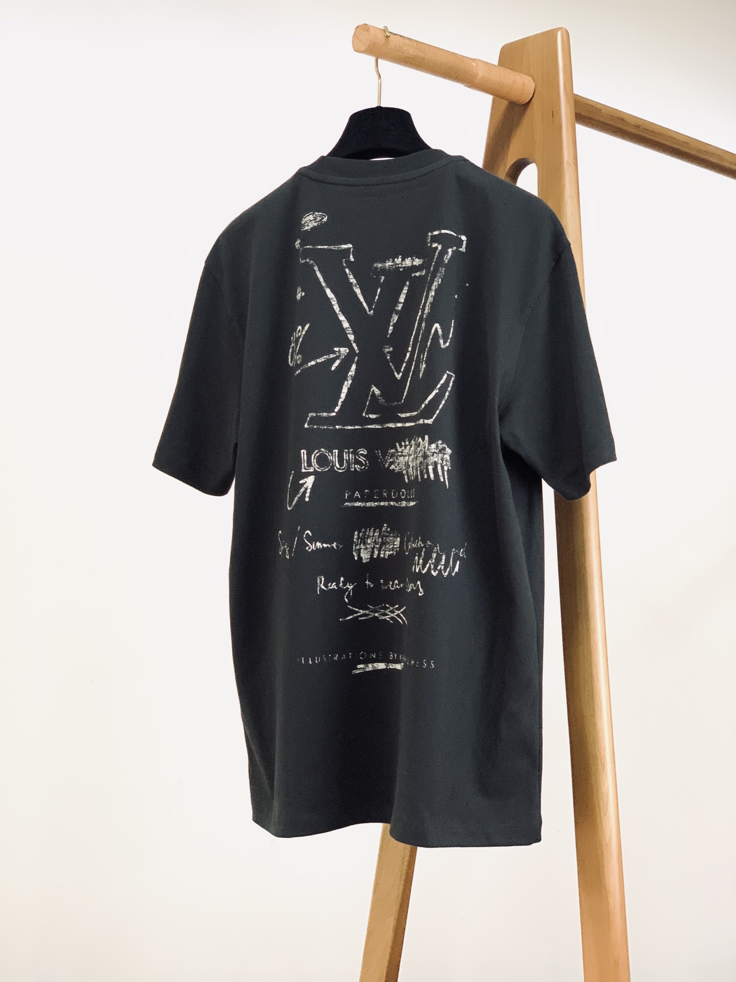 LouisVuitton 路易威登 2026SS春夏新品涂鸦做旧T恤。甄选高支高密亲肤棉面料，软糯透气，