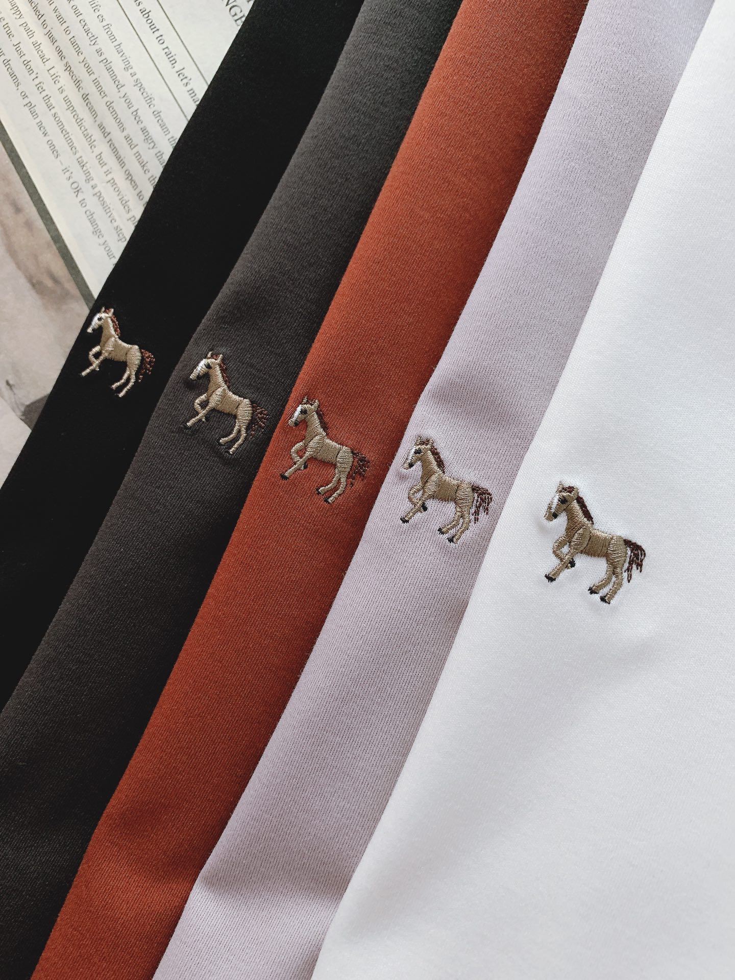 Hermès 爱马仕 2026SS春夏新品年度常青款！经典小马标圆领T恤，衣柜里永不过时的奢品级基础款！