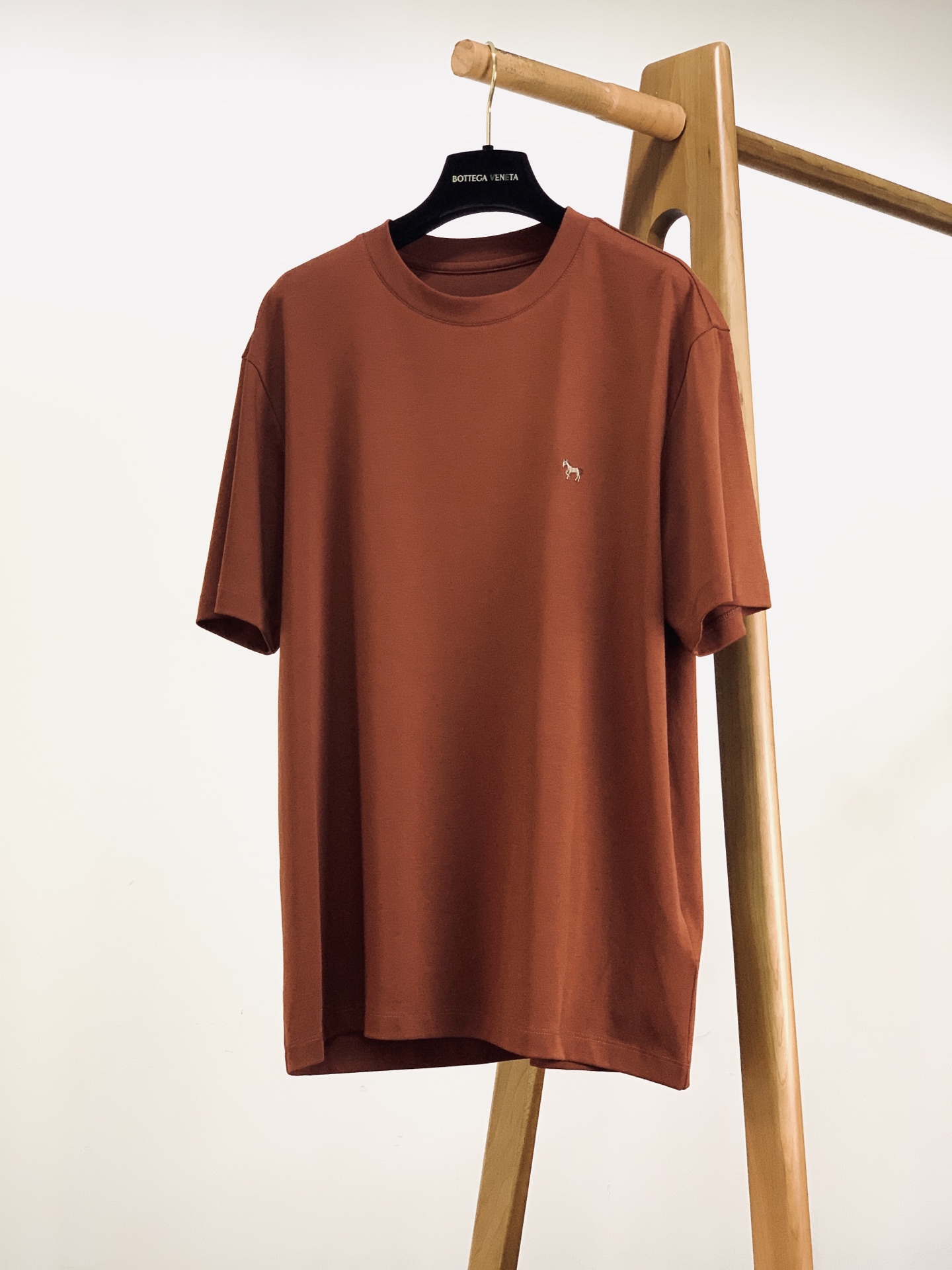 Hermès 爱马仕 2026SS春夏新品年度常青款！经典小马标圆领T恤，衣柜里永不过时的奢品级基础款！