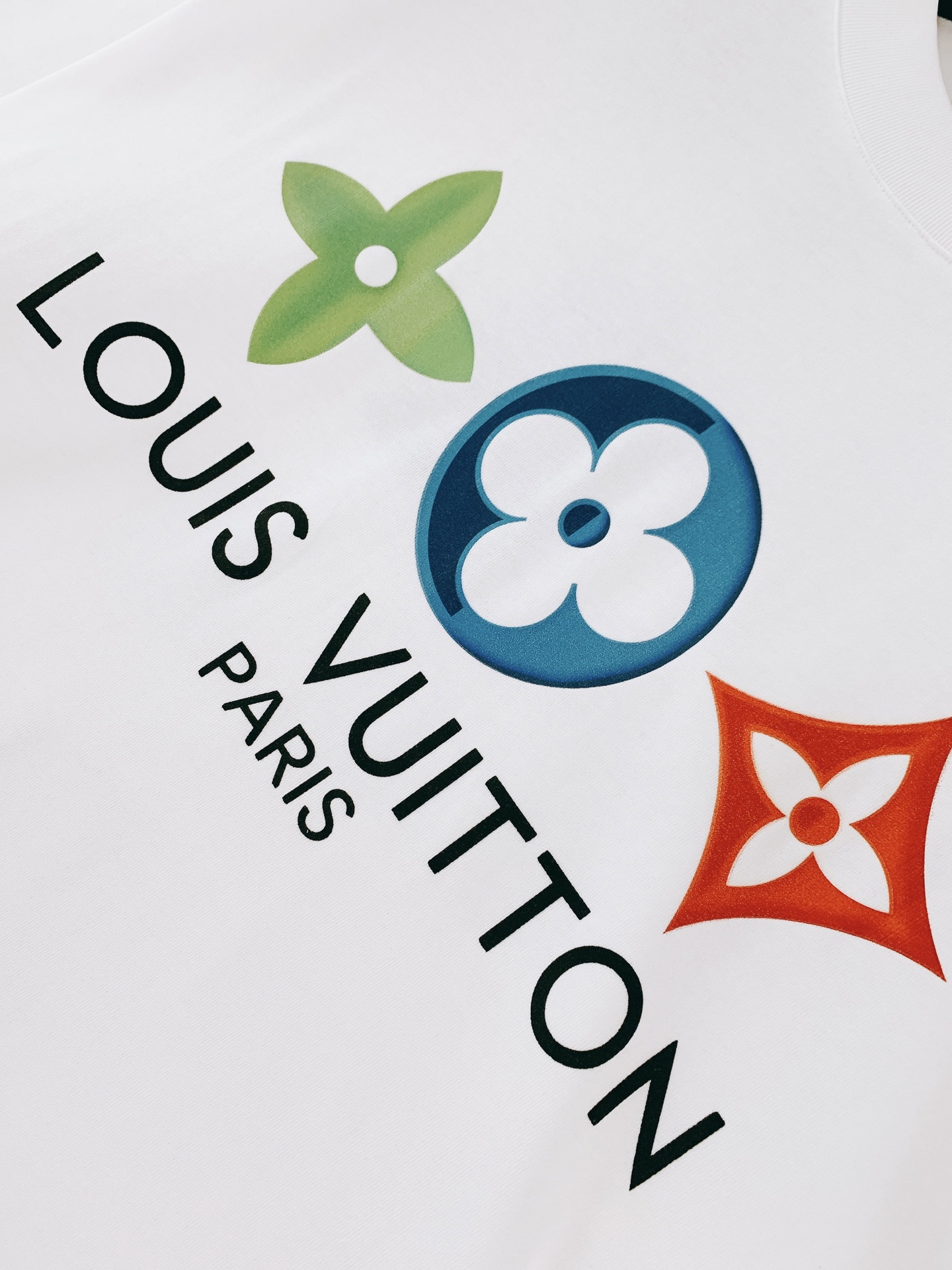 LouisVuitton 路易威登 2026SS春夏新品彩色四叶花圆领T恤。精选高支精梳棉面料，软糯亲肤