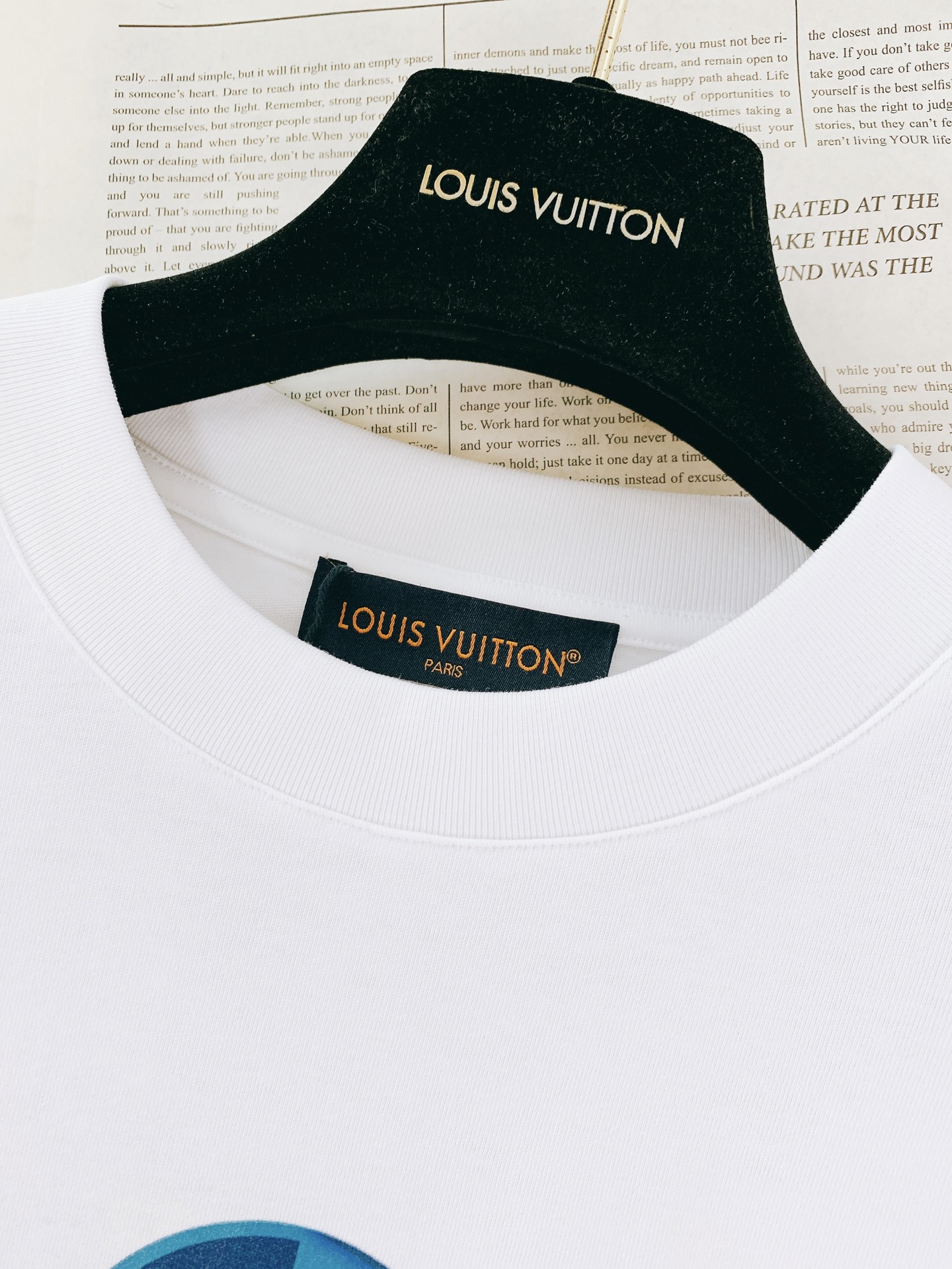 LouisVuitton 路易威登 2026SS春夏新品彩色四叶花圆领T恤。精选高支精梳棉面料，软糯亲肤
